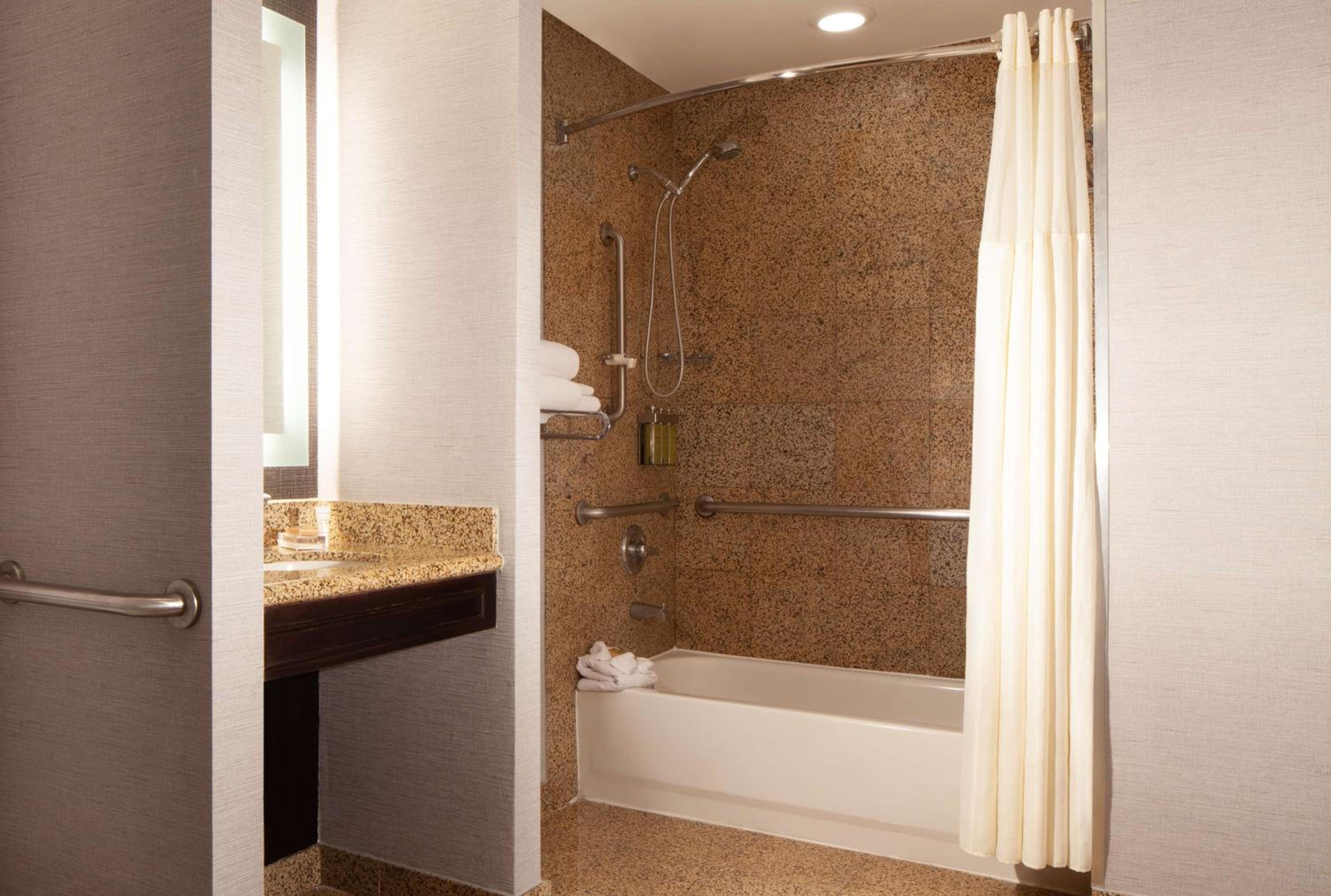 King Room with Tub - Mobility and Hearing Access - Photo 6