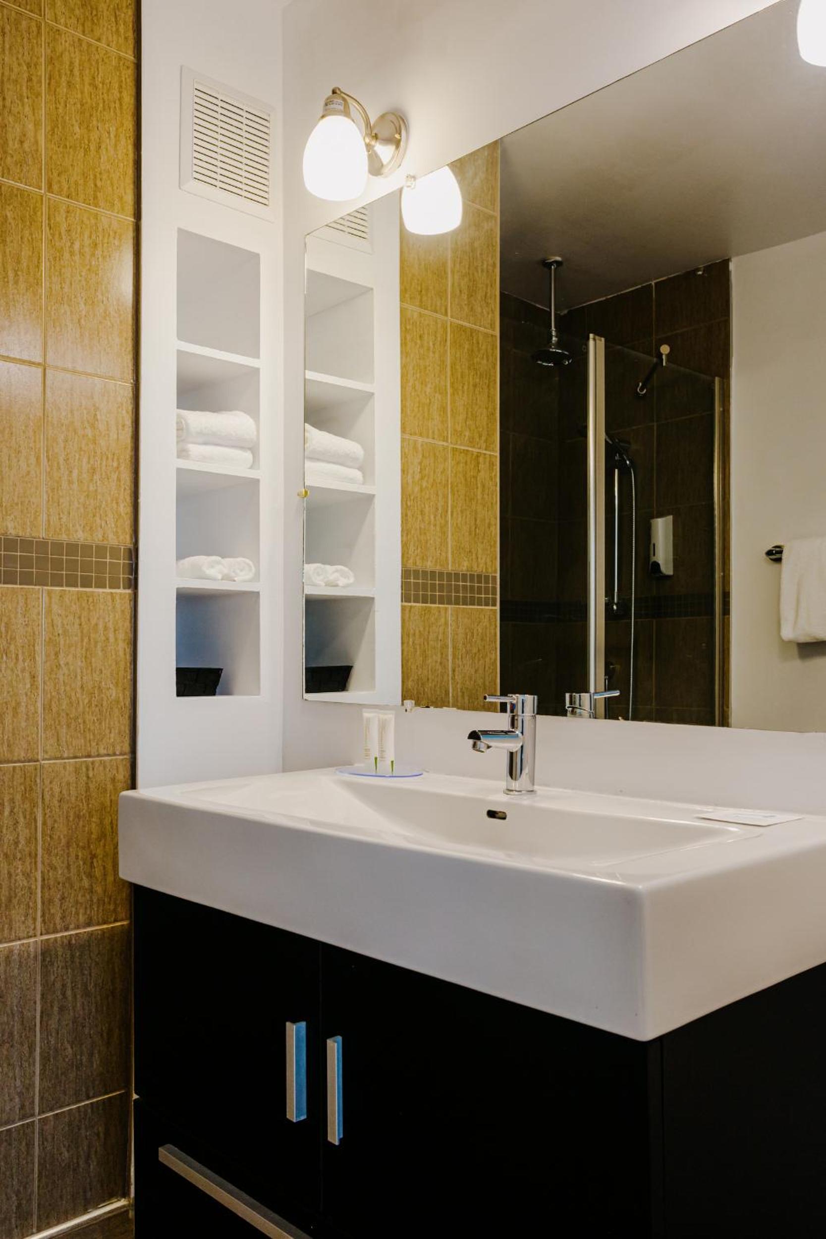 Double Room With Two Double Beds With City View photo 3
