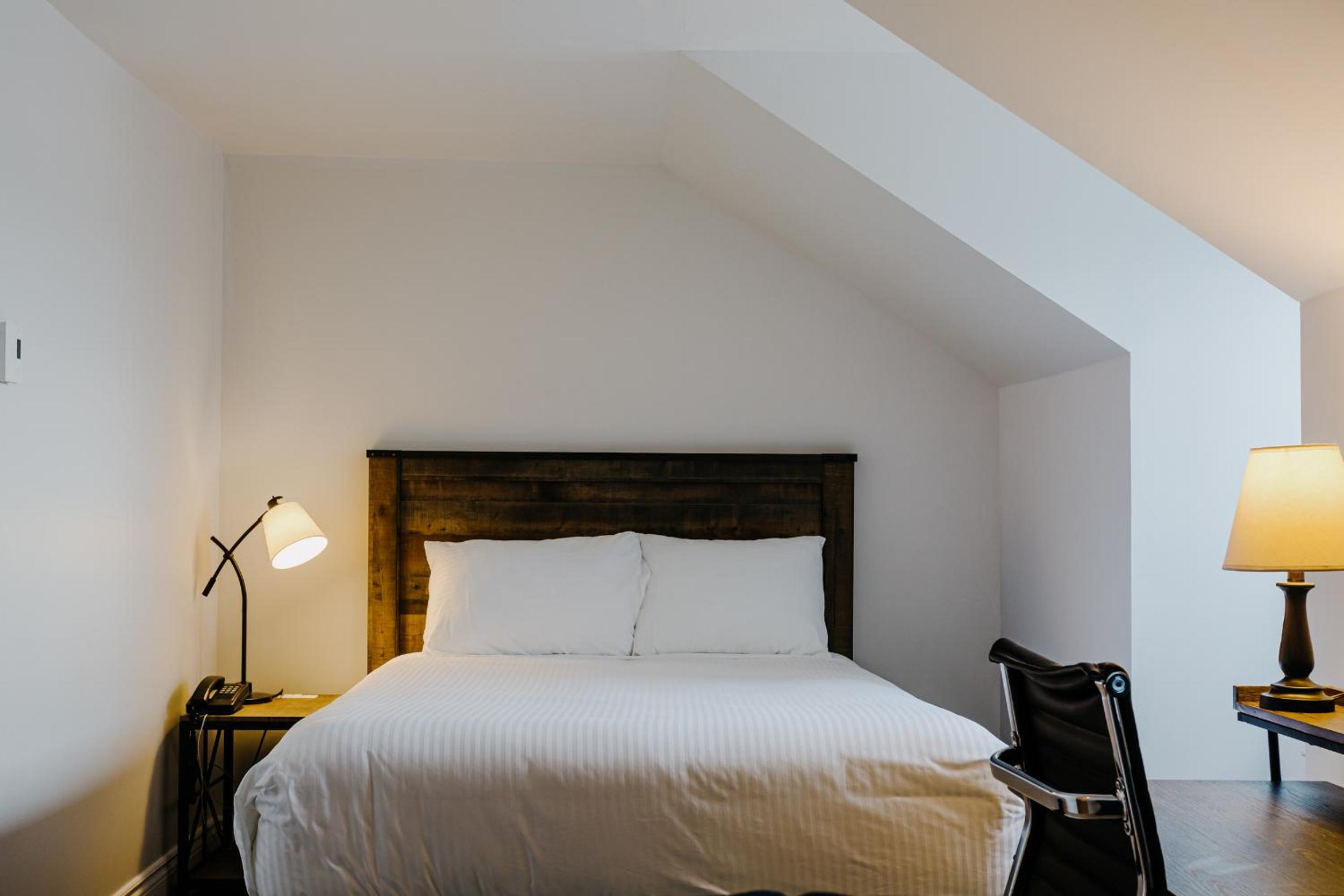 Economy Queen Room - City Side photo 1