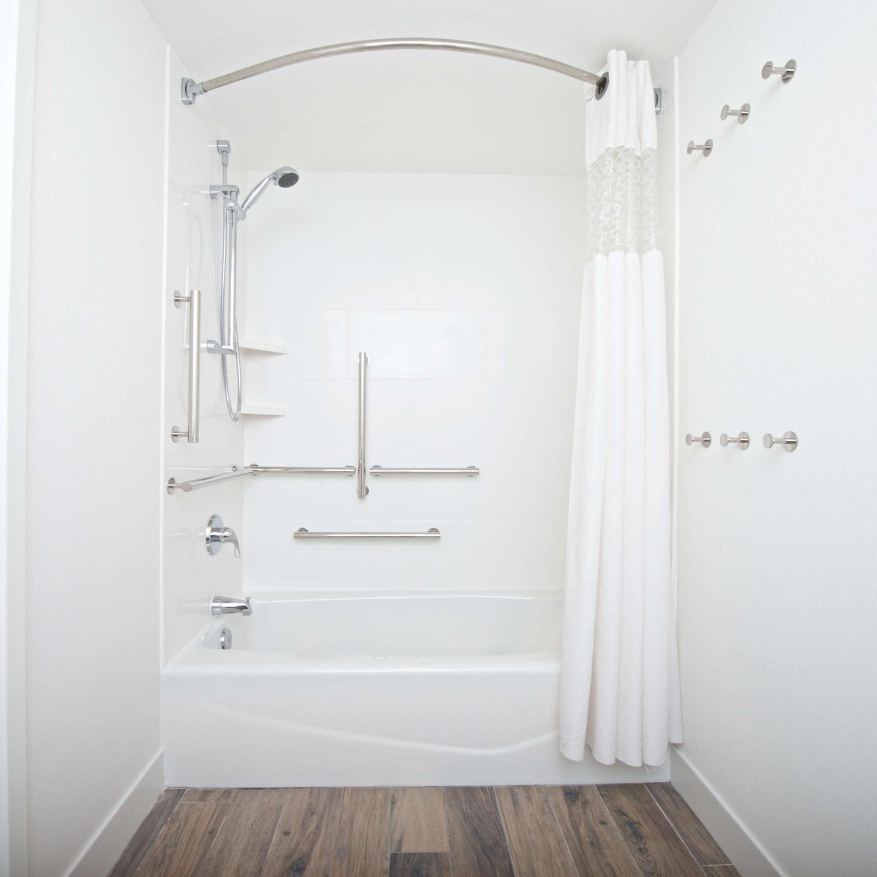 Queen Room with Bath Tub - Disability Access/Non-Smoking  - Photo 3