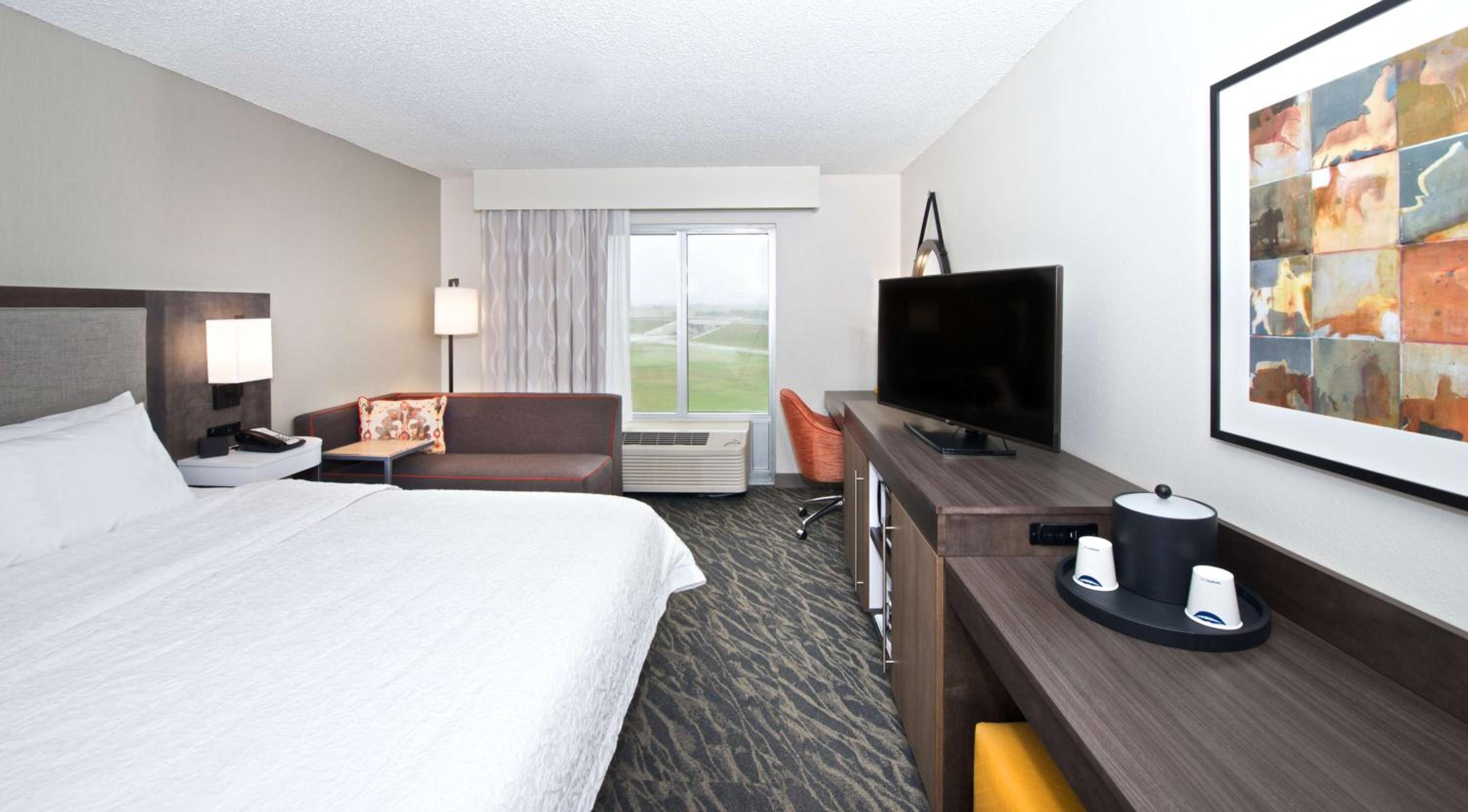 King Room with King Bed - Non-Smoking - Photo 1