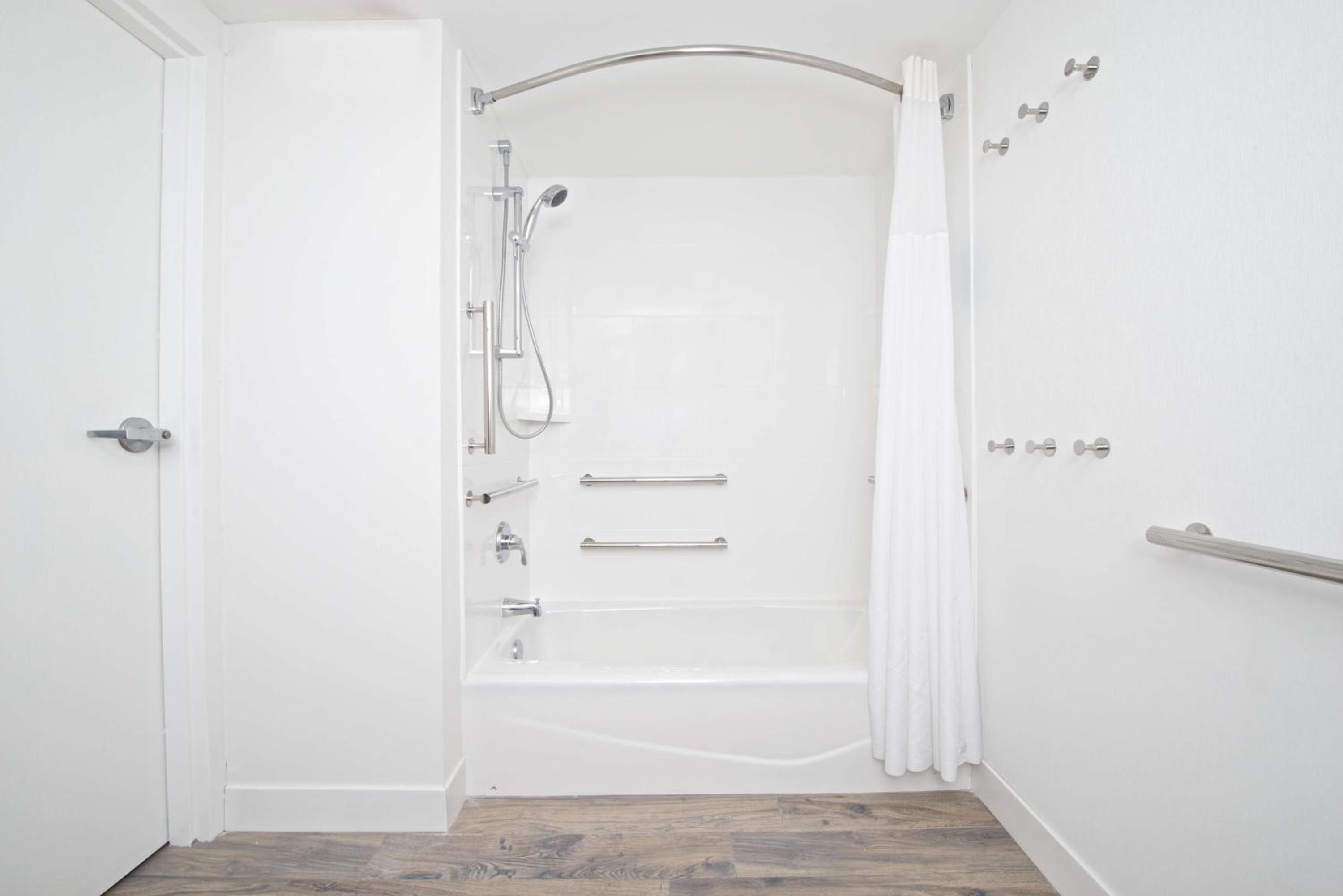 Queen Room with Bath Tub - Disability Access/Non-Smoking  - Photo 4