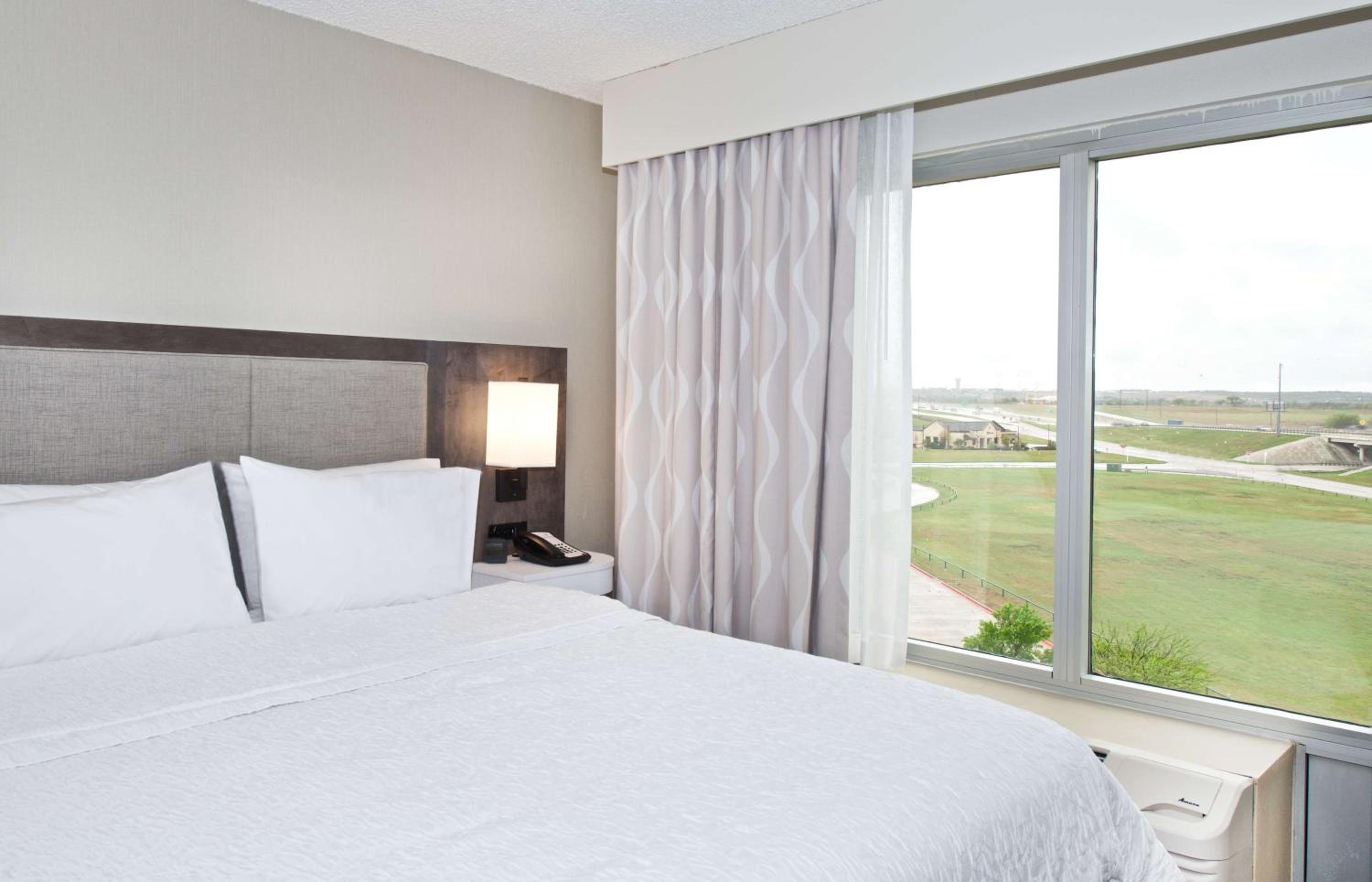 King Room with King Bed - Non-Smoking - Photo 7