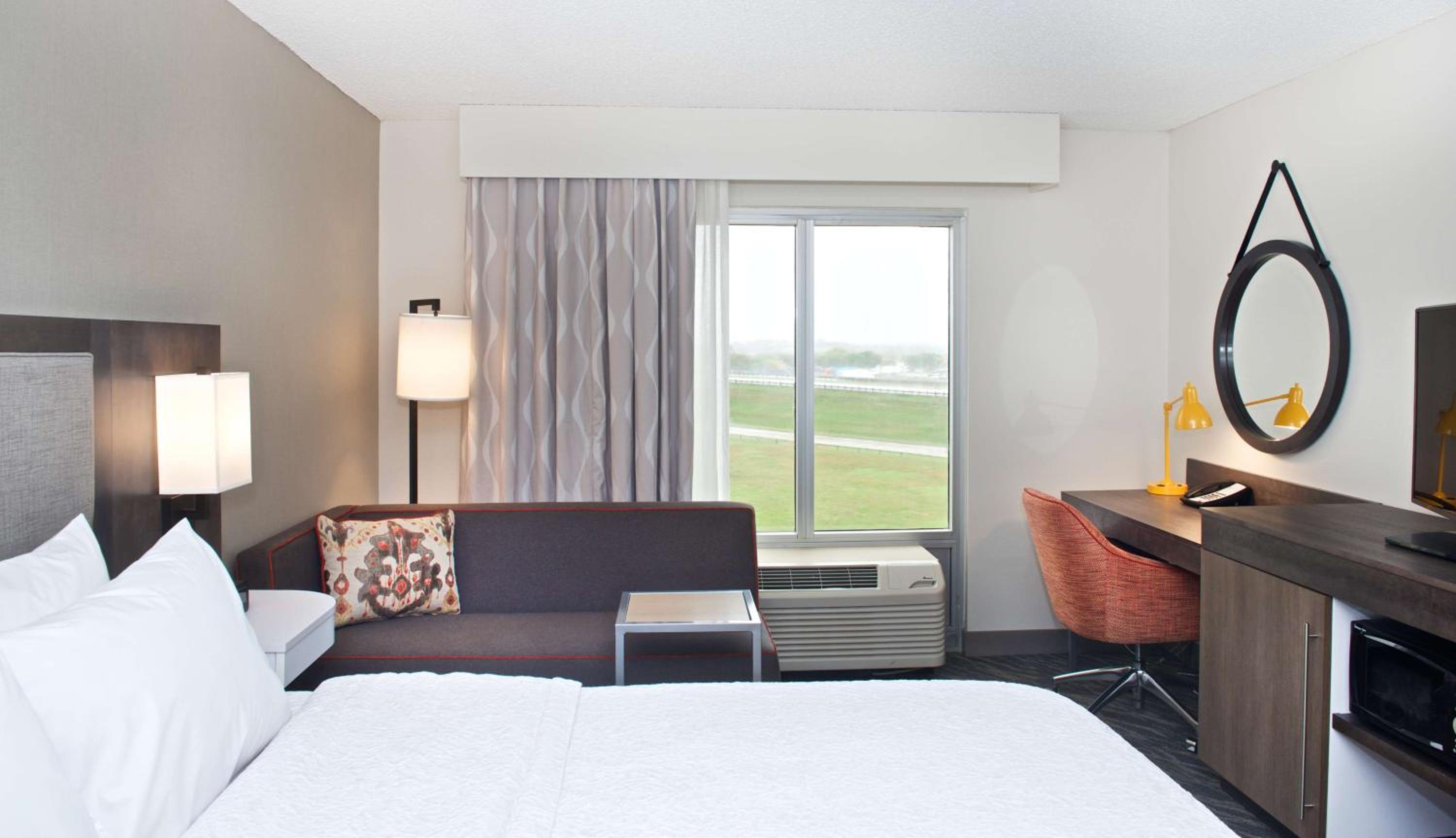 King Room with King Bed - Non-Smoking - Photo 6