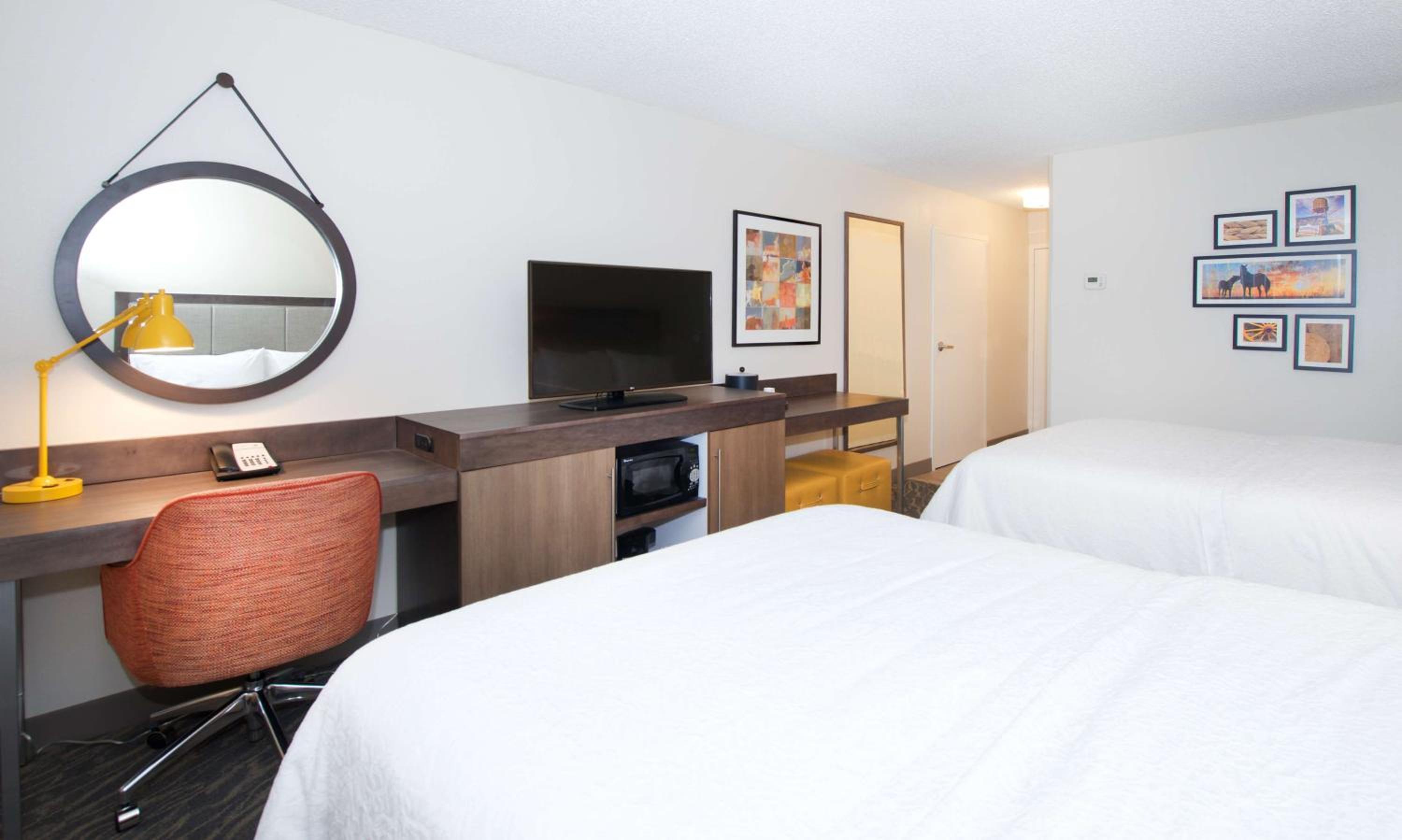 Room with Two Queen Beds - Non-Smoking - Photo 4