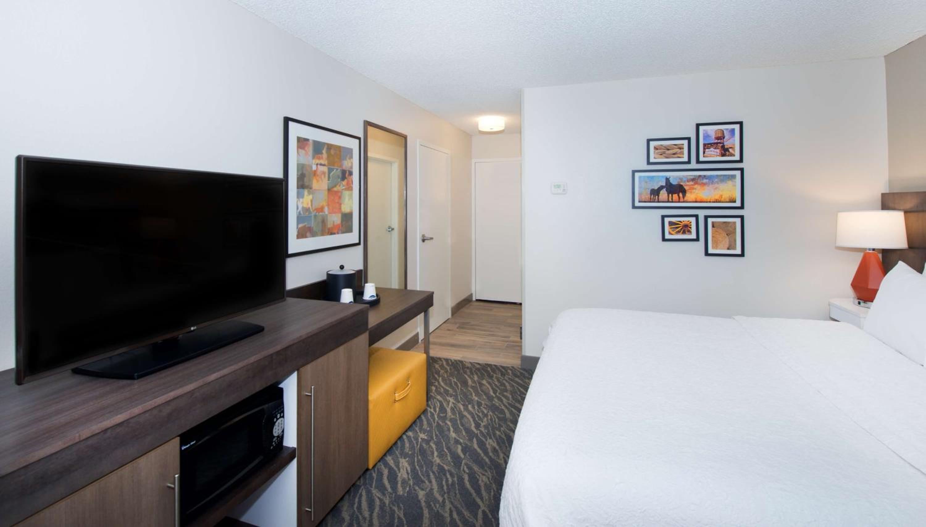 King Room with King Bed - Non-Smoking - Photo 4