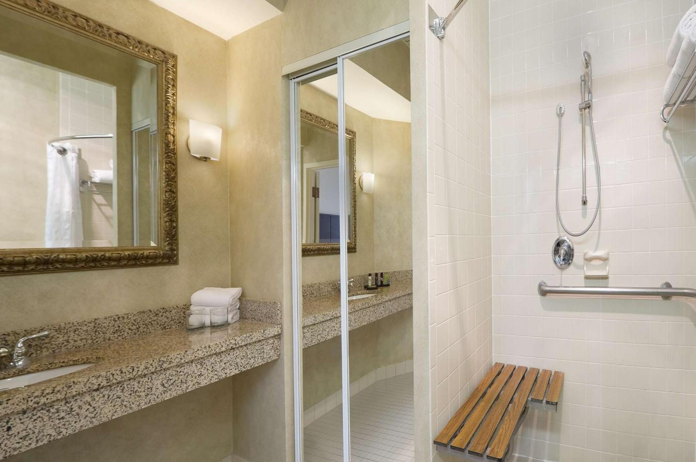 One-Bedroom King Room with Bath Tub - Mobility Accessible - Photo 2