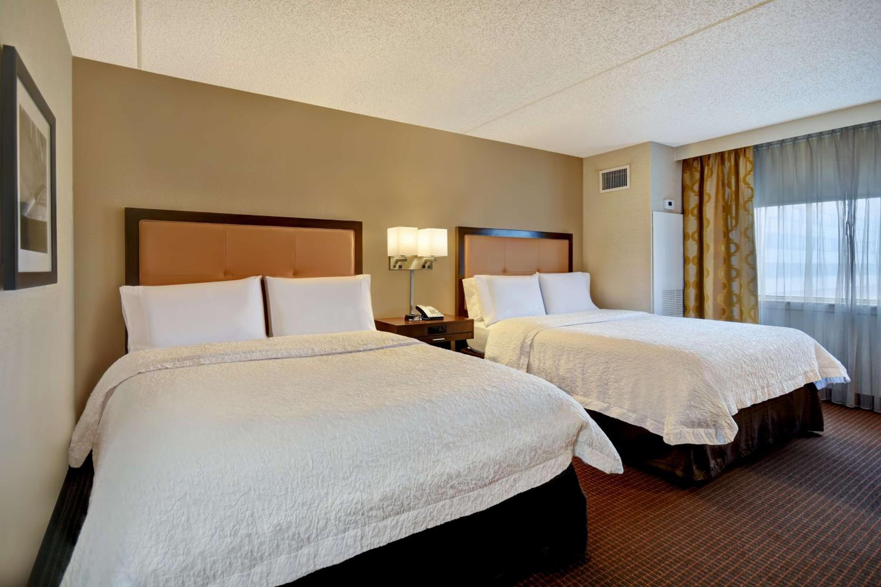 Room with Two Queen Beds - Non-Smoking - Photo 4