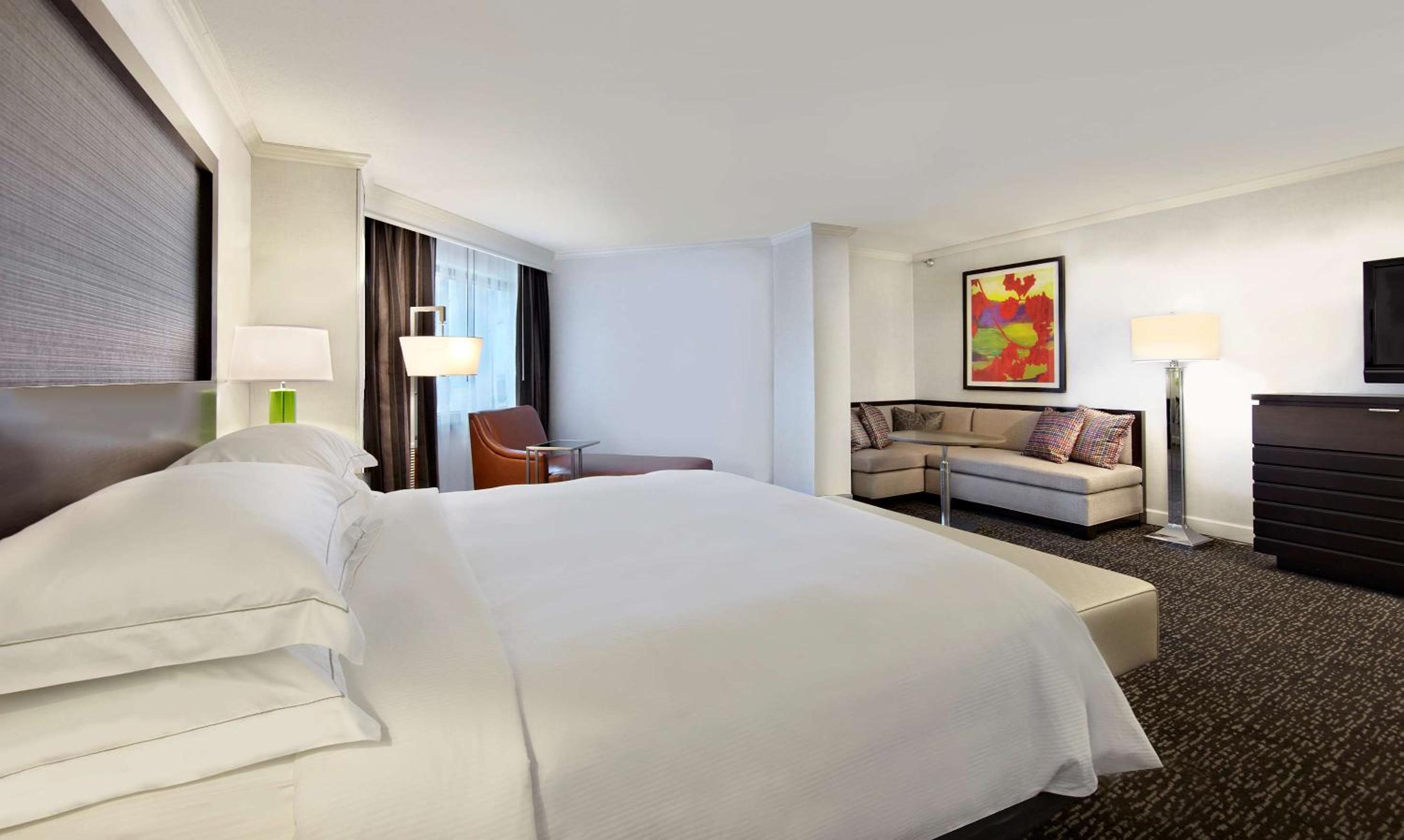 Junior King Suite with Seating Area photo 3