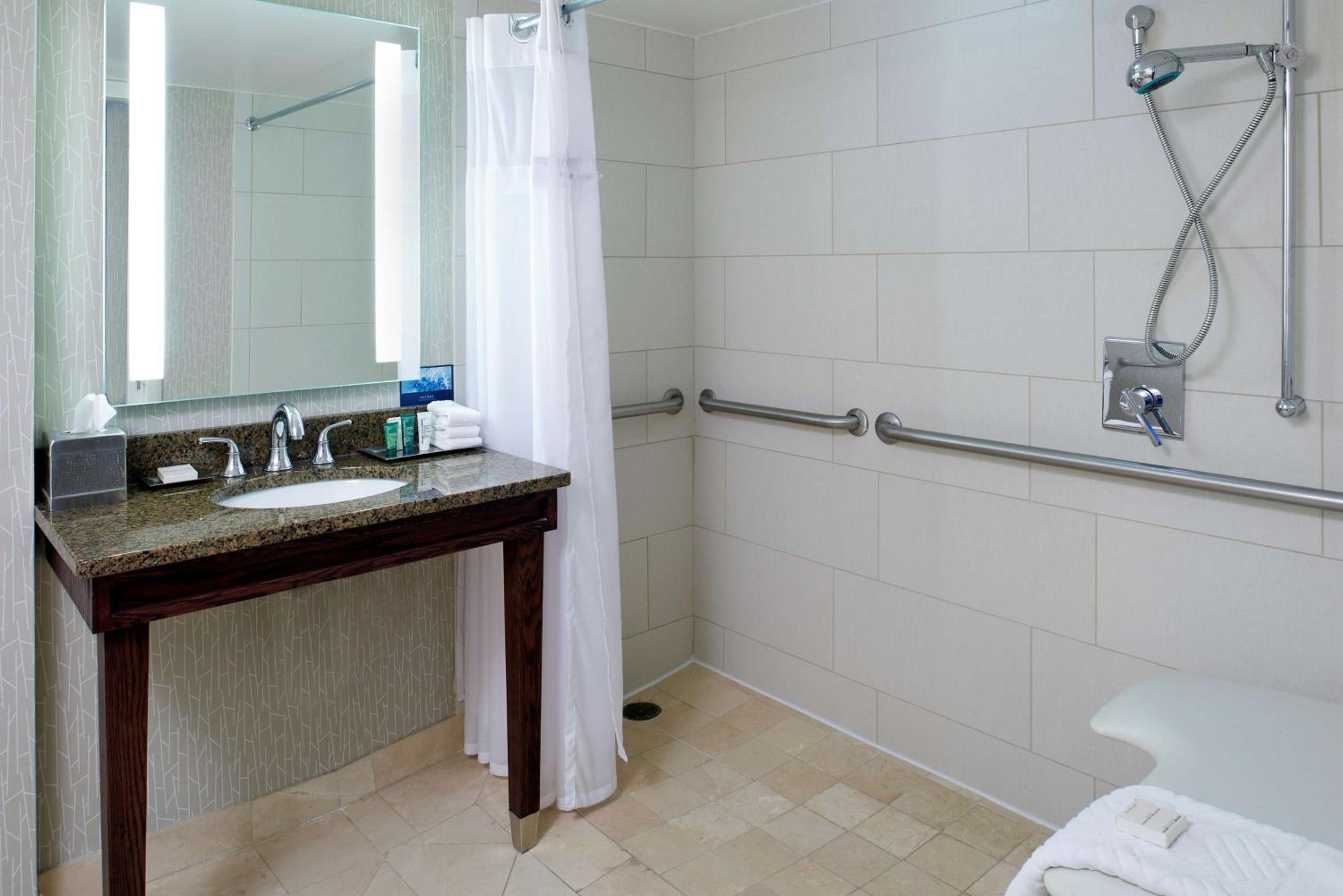 Double Room with Two Double Beds - Mobility Access photo 2