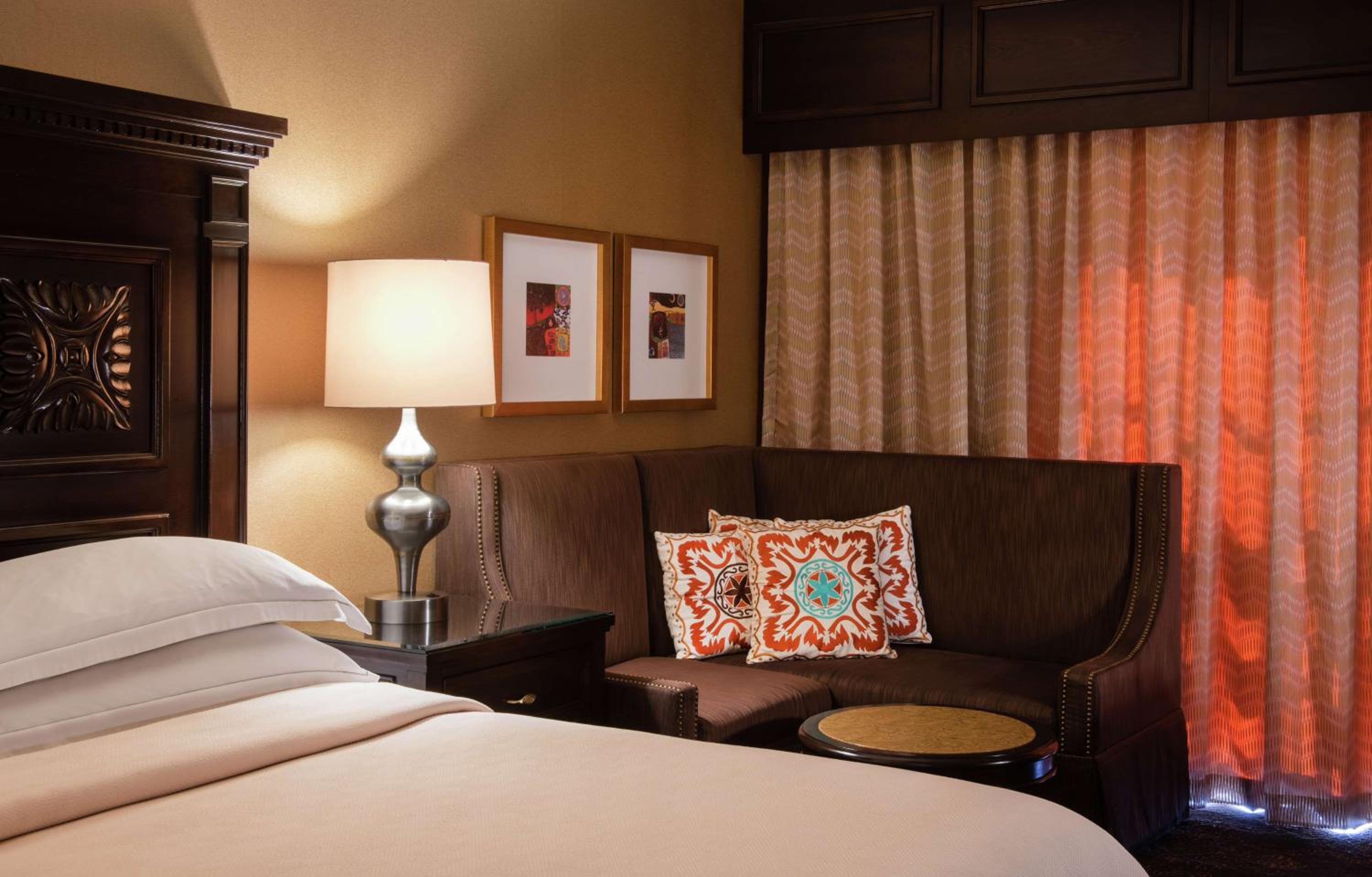 Deluxe King Room - Photo 8