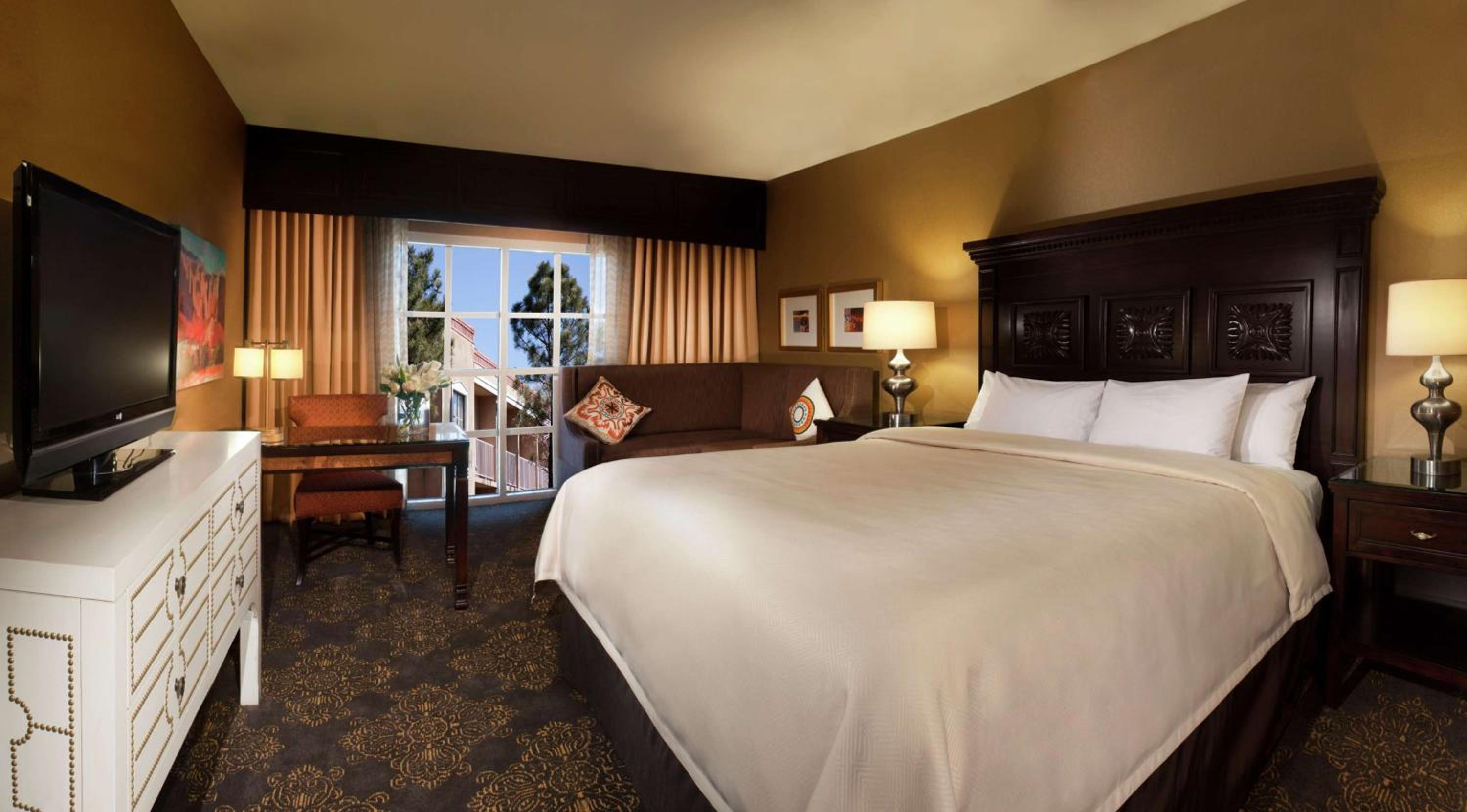 Deluxe King Room with Pool View - Photo 6
