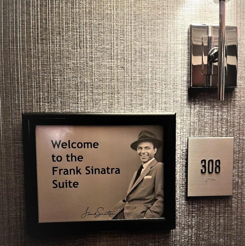 King Suite with Balcony - Photo 5