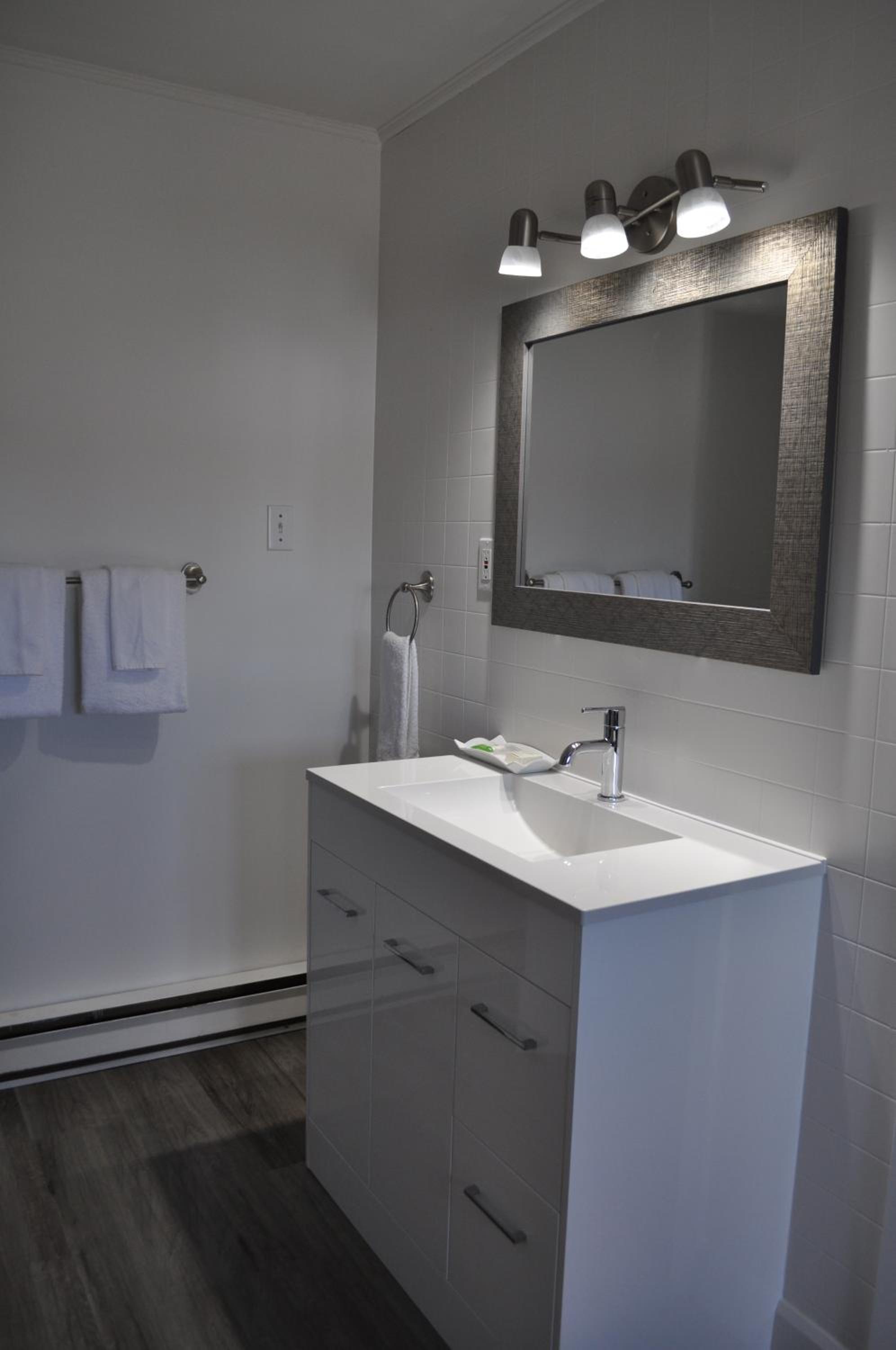Economy Queen Room - City Side photo 3