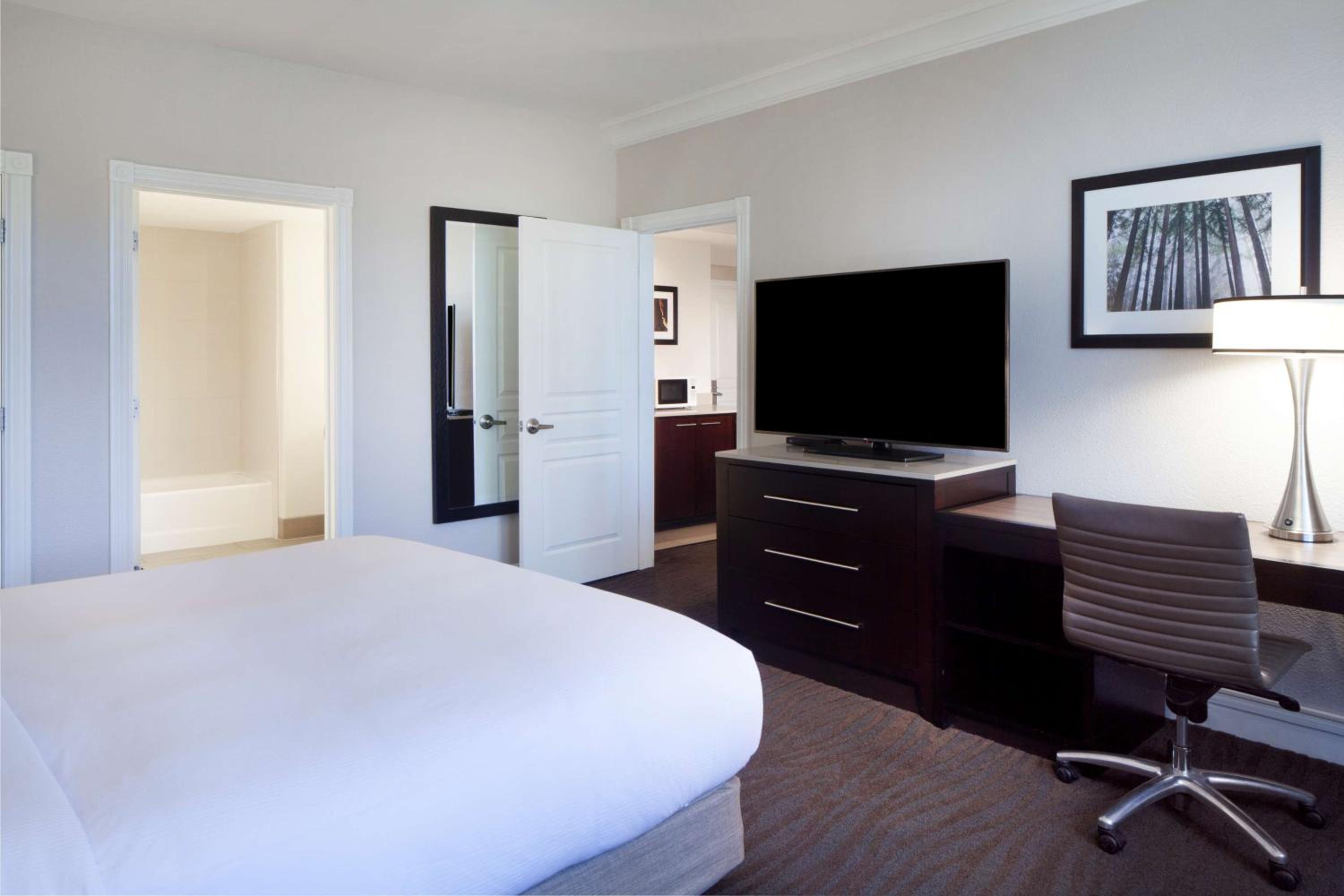 One-Bedroom King Suite with Patio or Balcony - Photo 7