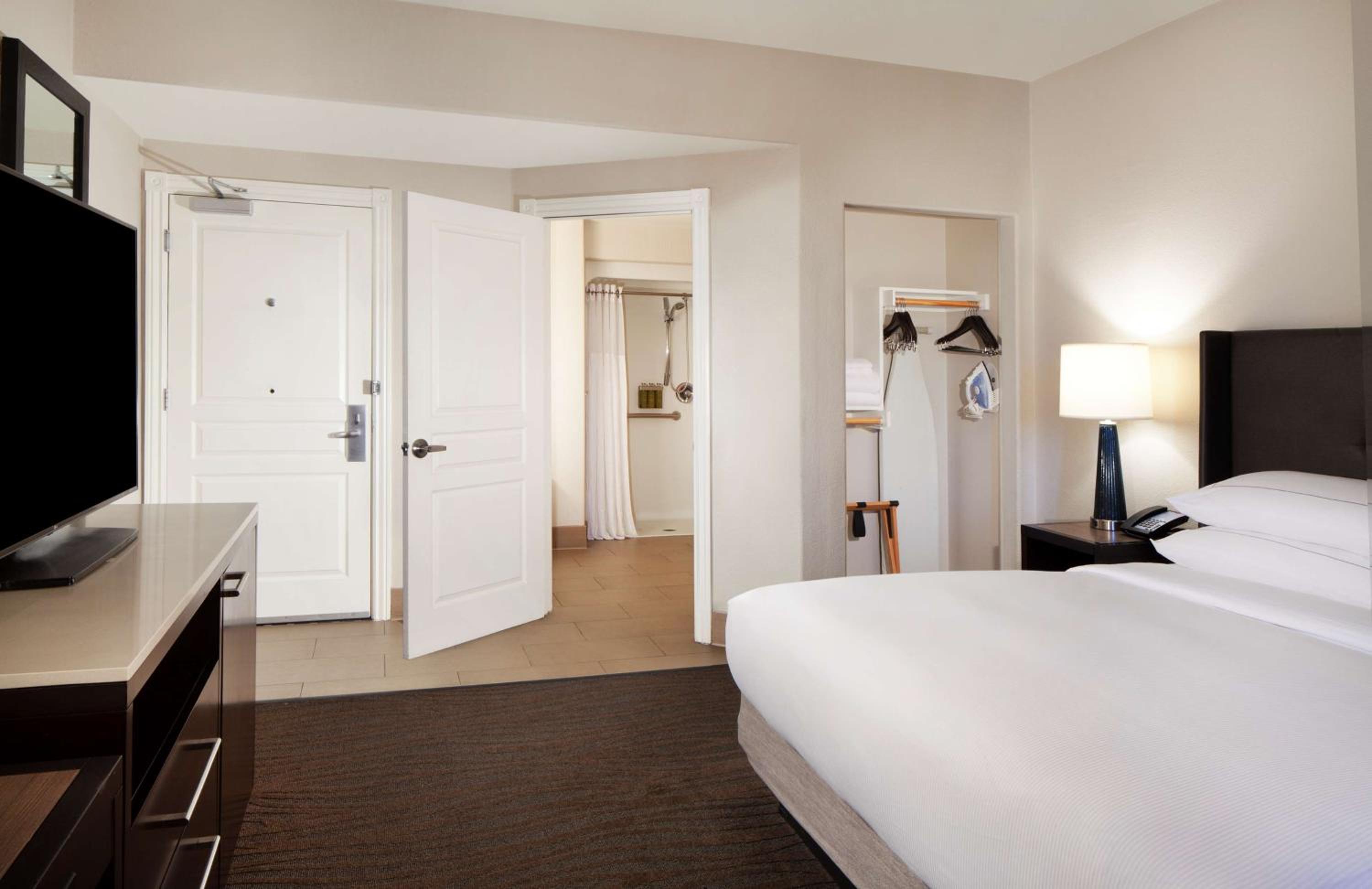 King Room with Roll-In Shower - Mobility Access - Photo 1