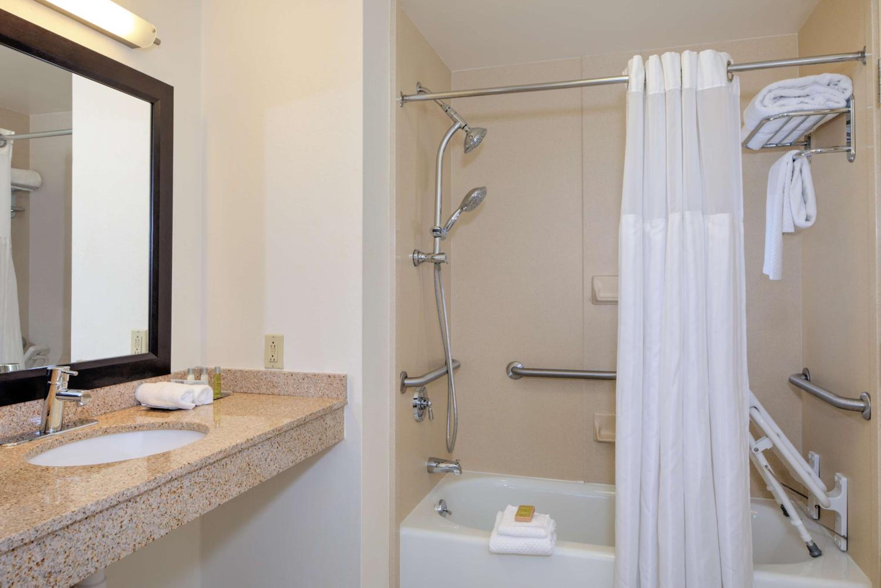 Double Room with Two Double Beds and Roll-In Shower - Mobility and Hearing Access/Non-Smoking - Photo 6