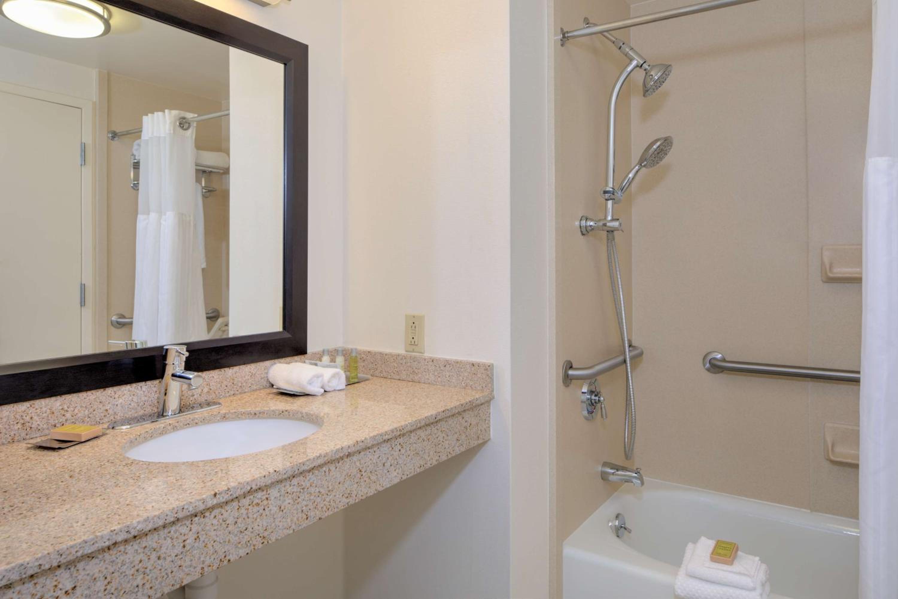 King Room with Accessible Tub - Mobility and Hearing Access/Non-Smoking - Photo 2
