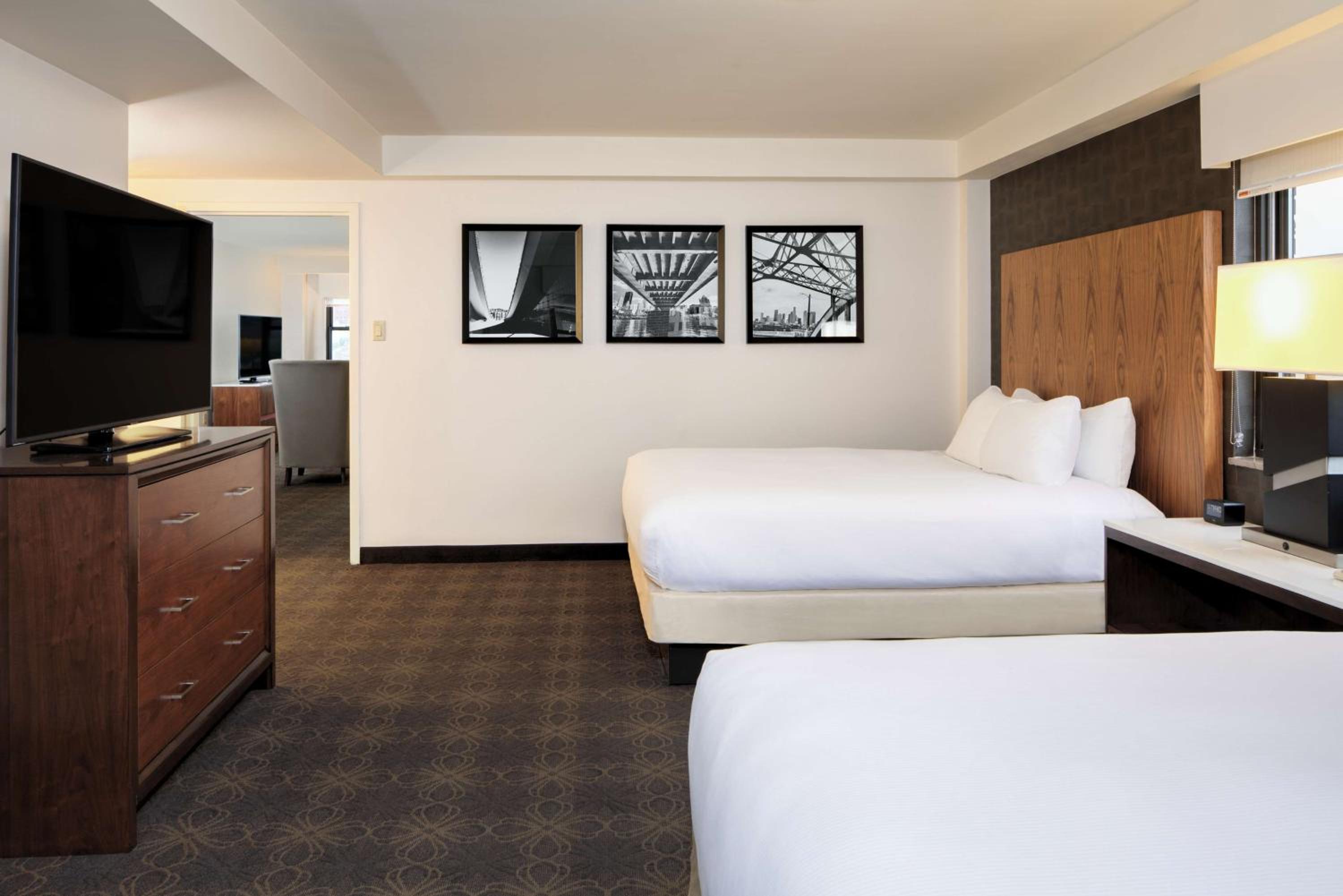 Two-Bedroom Suite - Photo 4