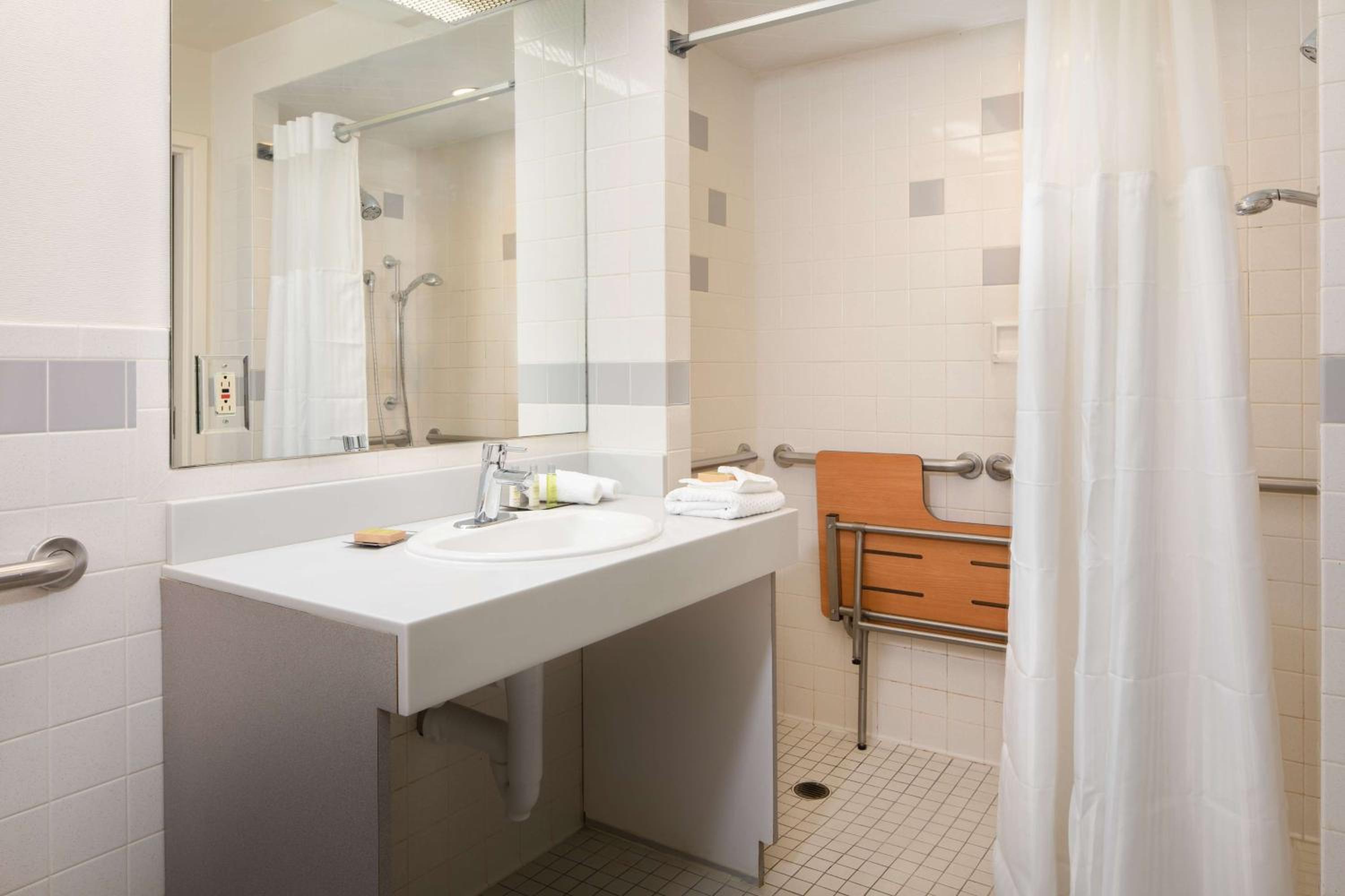 Double Room with Two Double Beds and Roll-In Shower - Mobility and Hearing Access/Non-Smoking - Photo 2