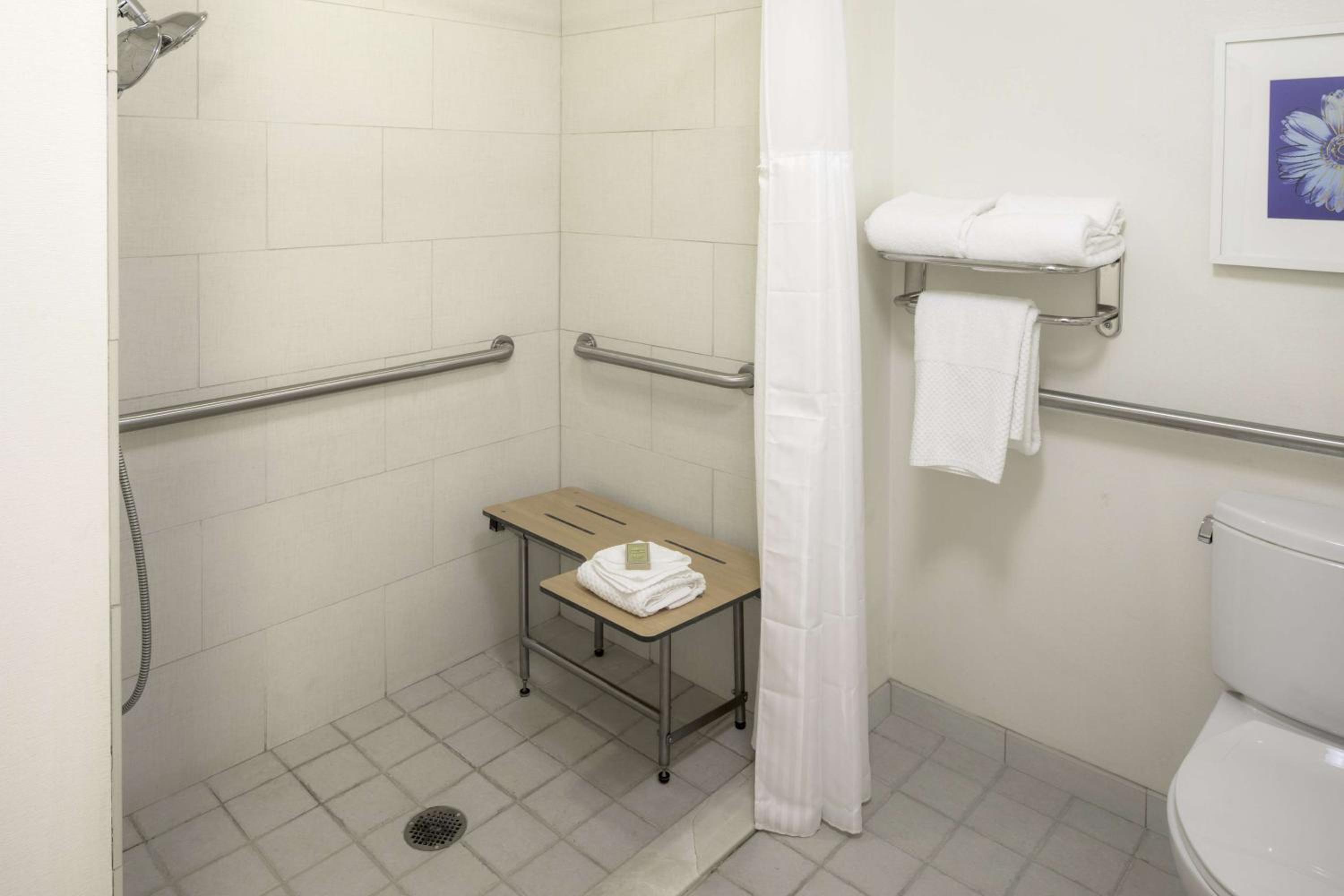 Double Room with Two Double Beds and Roll-In Shower - Mobility and Hearing Access/Non-Smoking - Photo 3