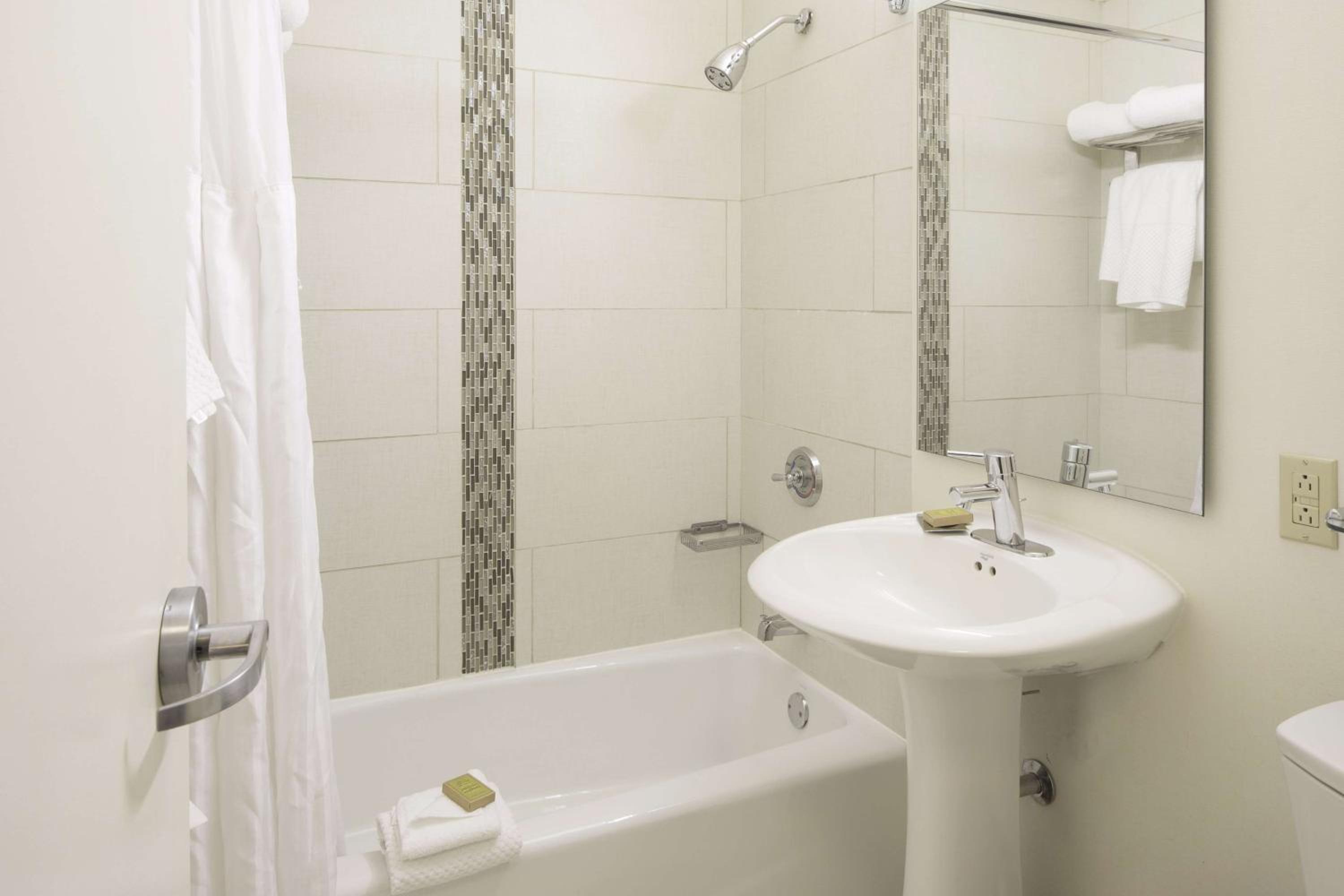 Double Room with Two Double Beds - Non-Smoking - Photo 2