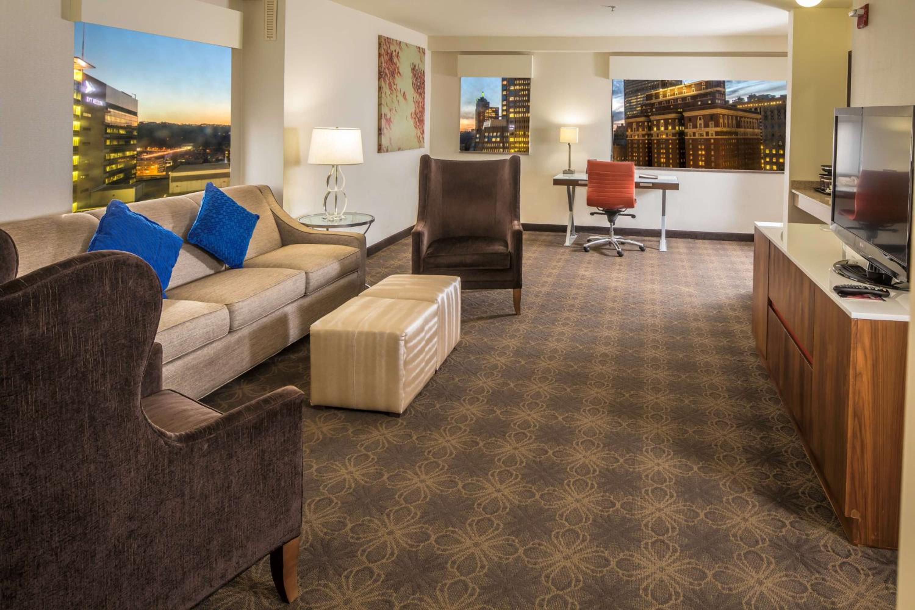 Two Bedroom Suite with One King and One Queen Mobility/Hearing Accessible with Tub - Non-Smoking - Photo 3