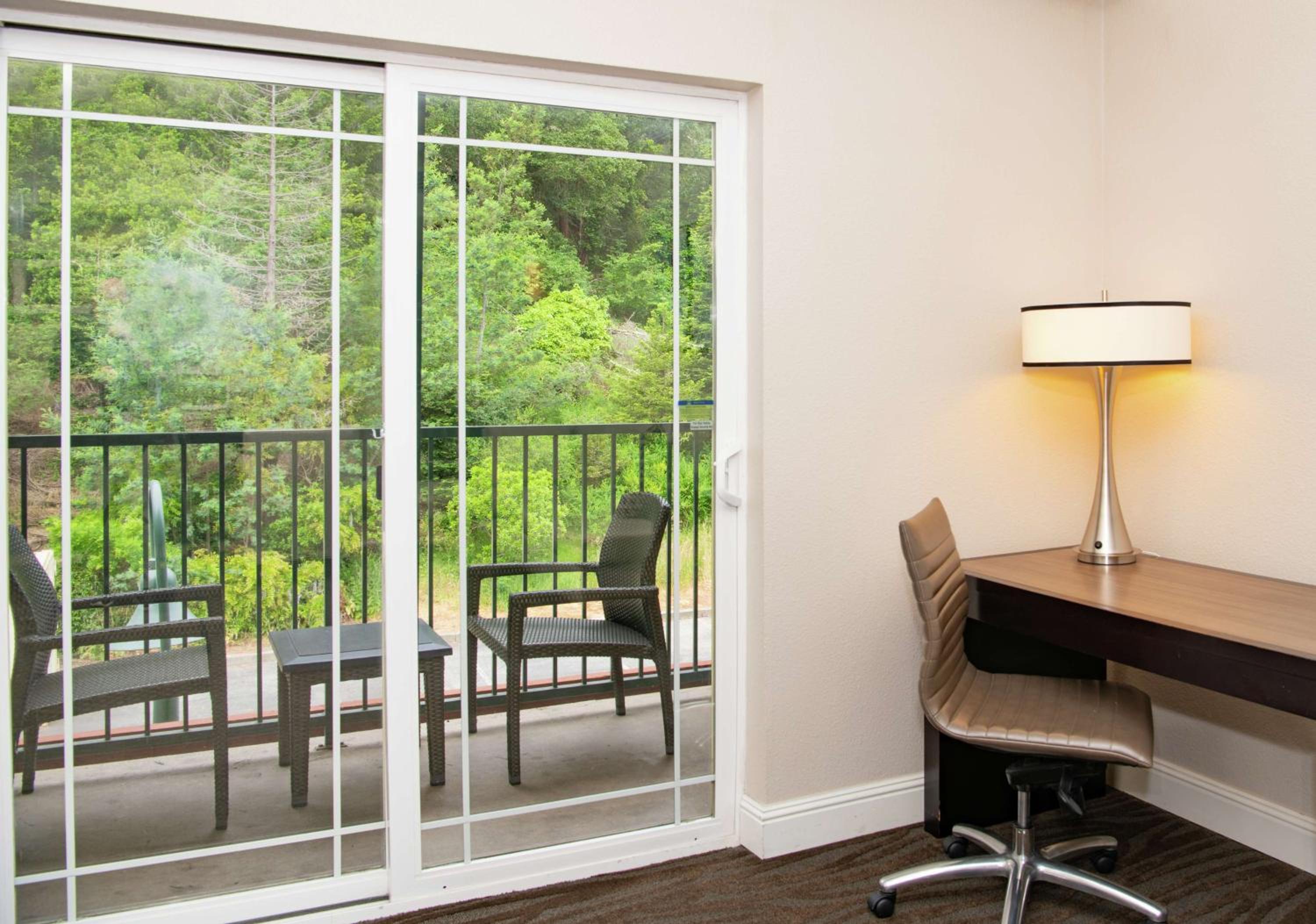 King Room with Balcony - Photo 4