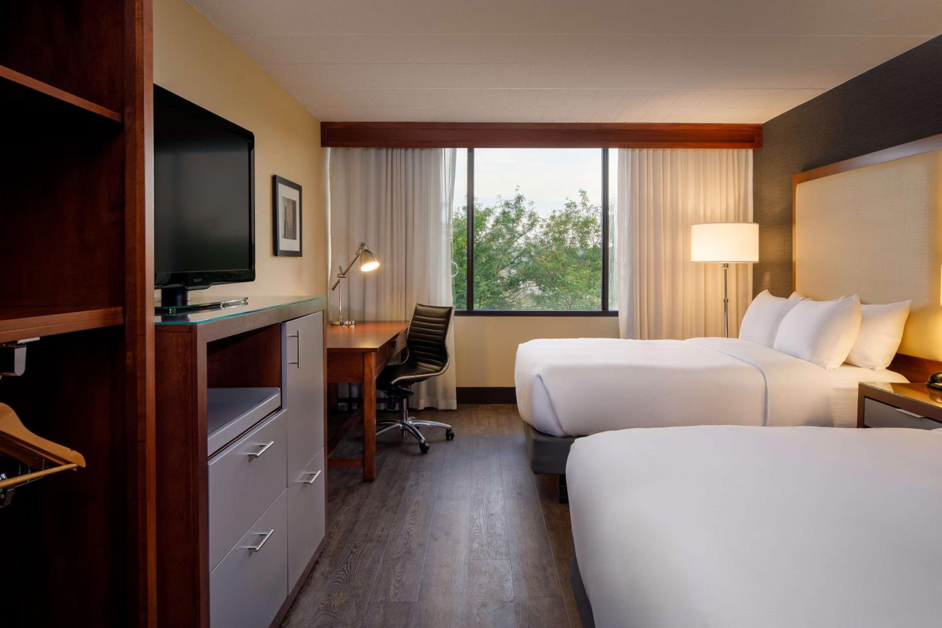 Queen Room with Two Queen Beds - Photo 3