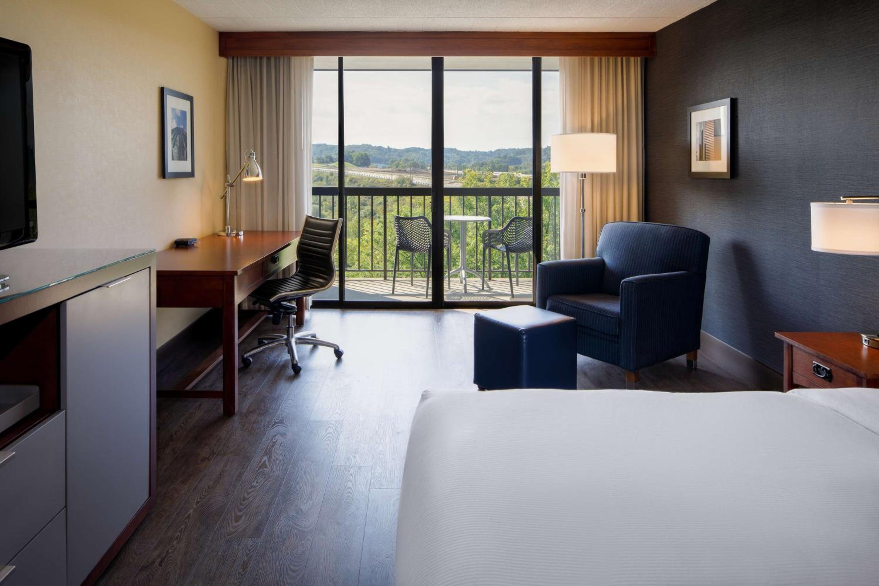 Queen Room with Two Queen Beds - Photo 9