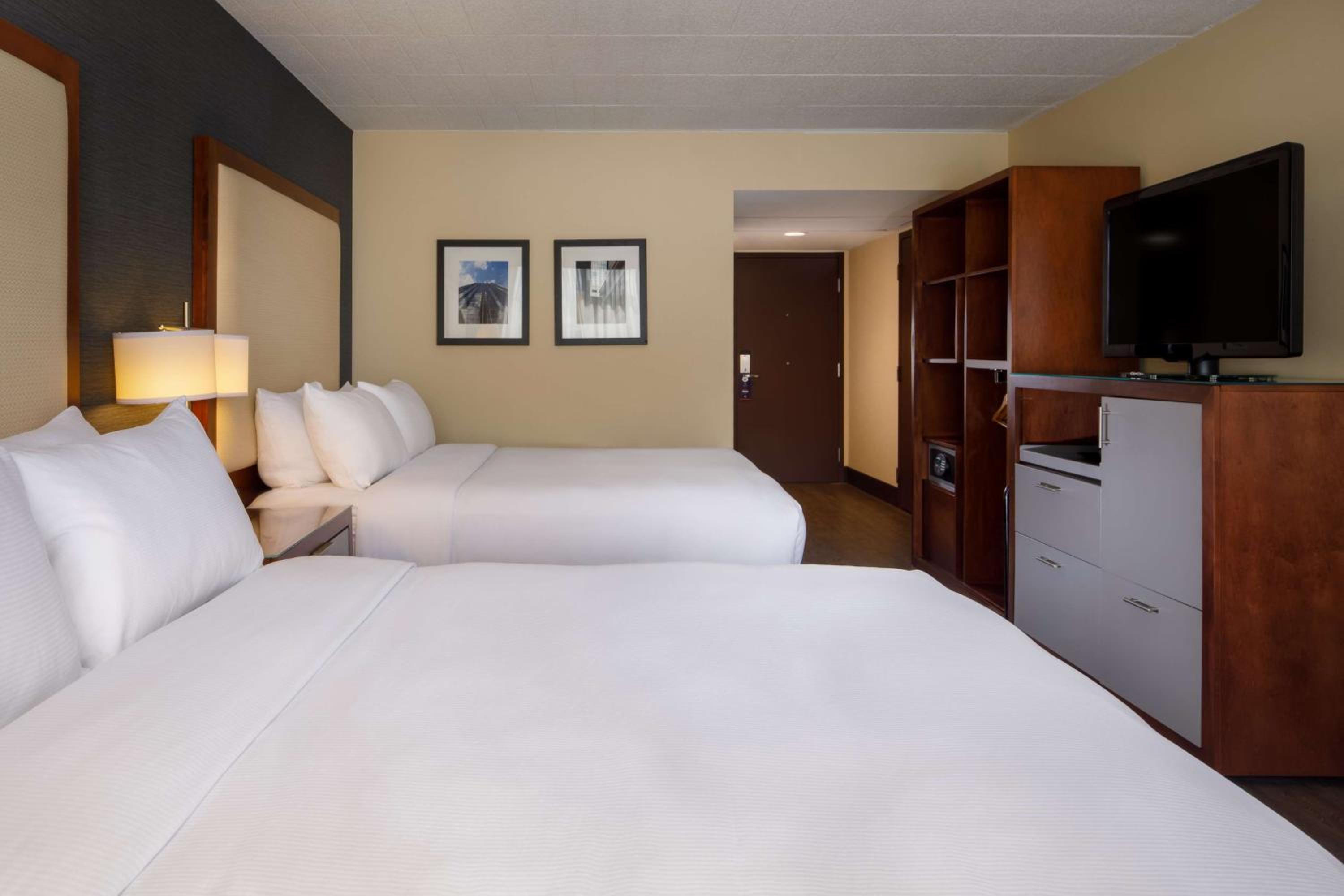 Queen Room with Two Queen Beds - Photo 7