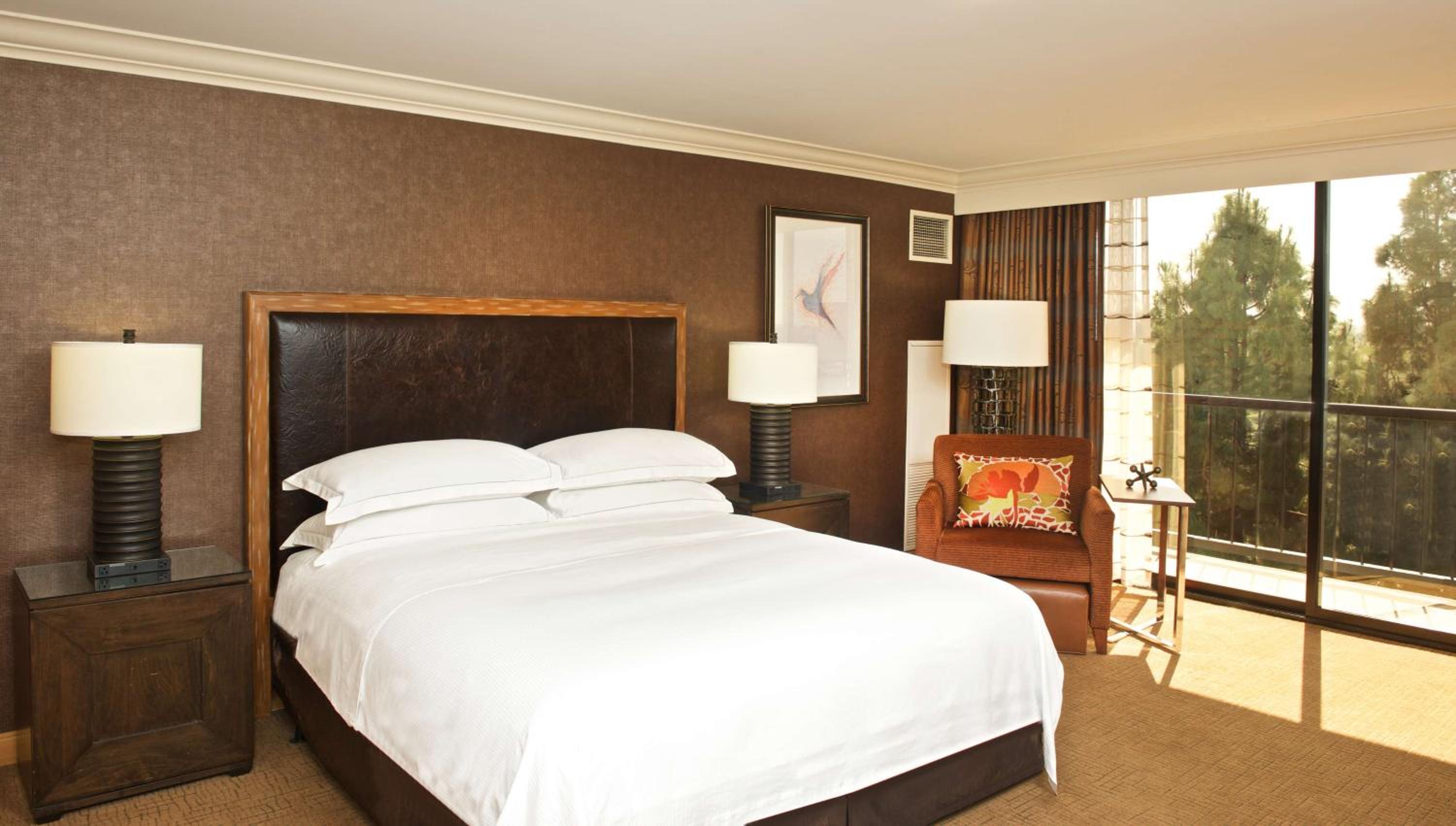 One-Bedroom Junior Parlor King Suite - Photo 2