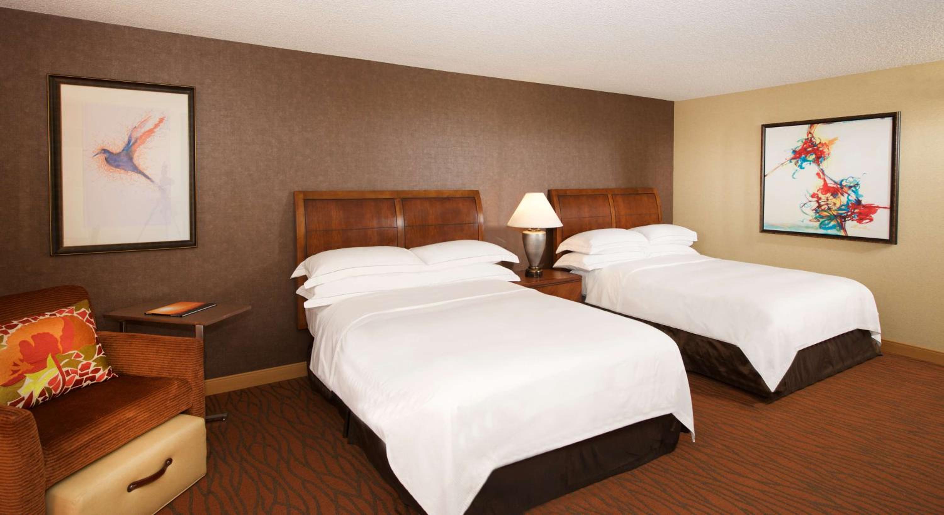 Queen Room with Two Queen Beds - Photo 4
