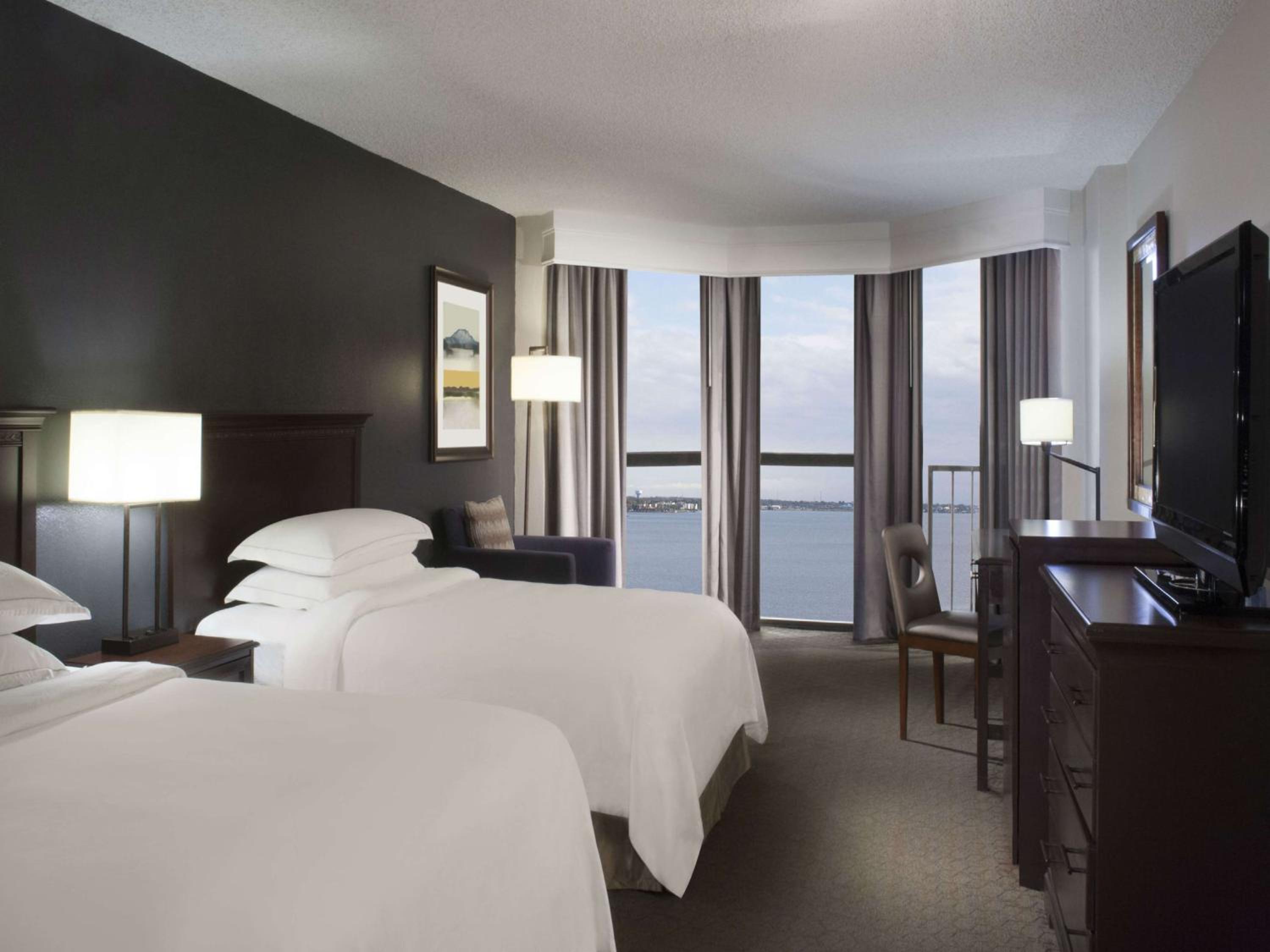 Double Room with Two Double Beds and Balcony - Lake View - Photo 7