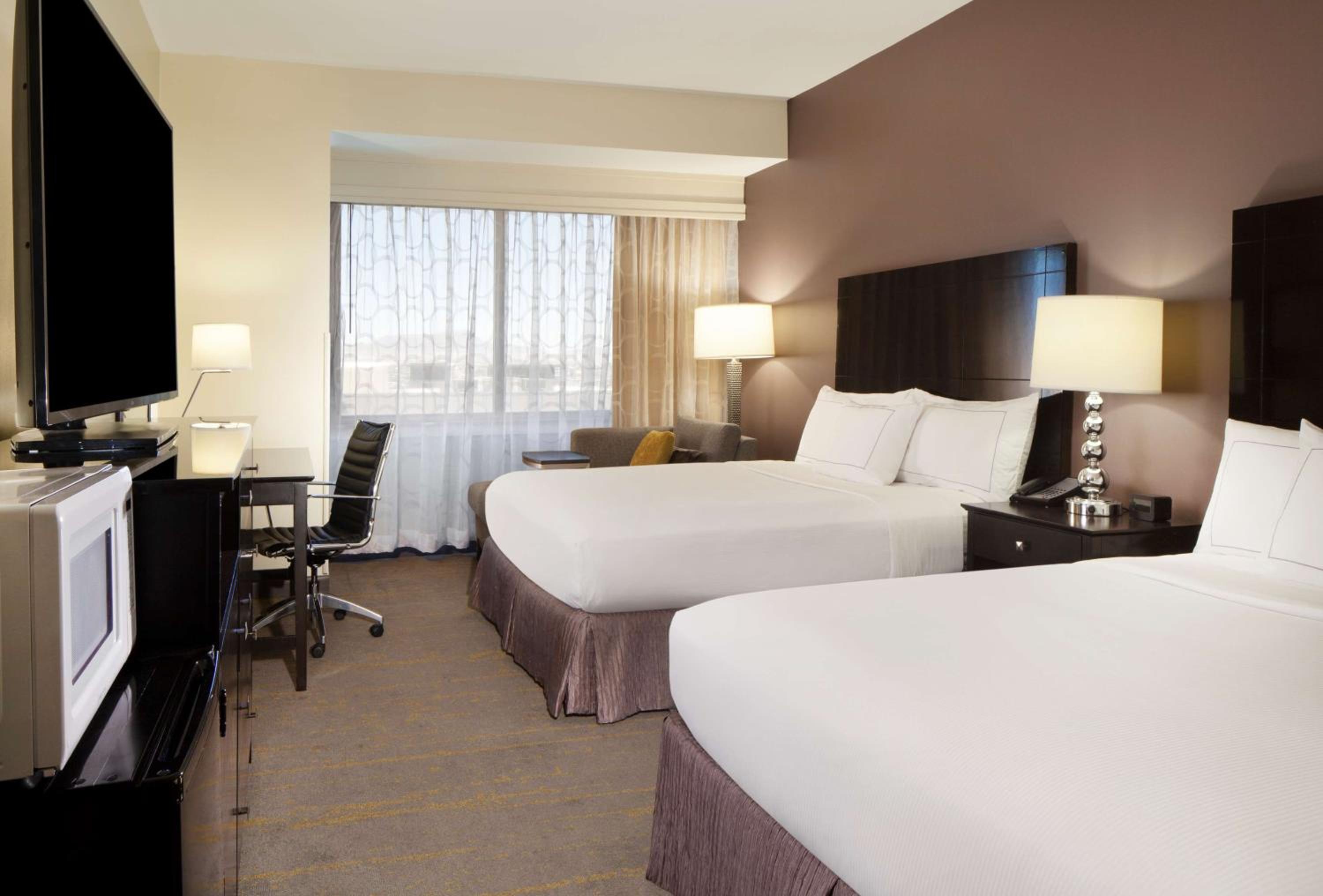 Deluxe Queen Room with Two Queen Beds - Photo 6