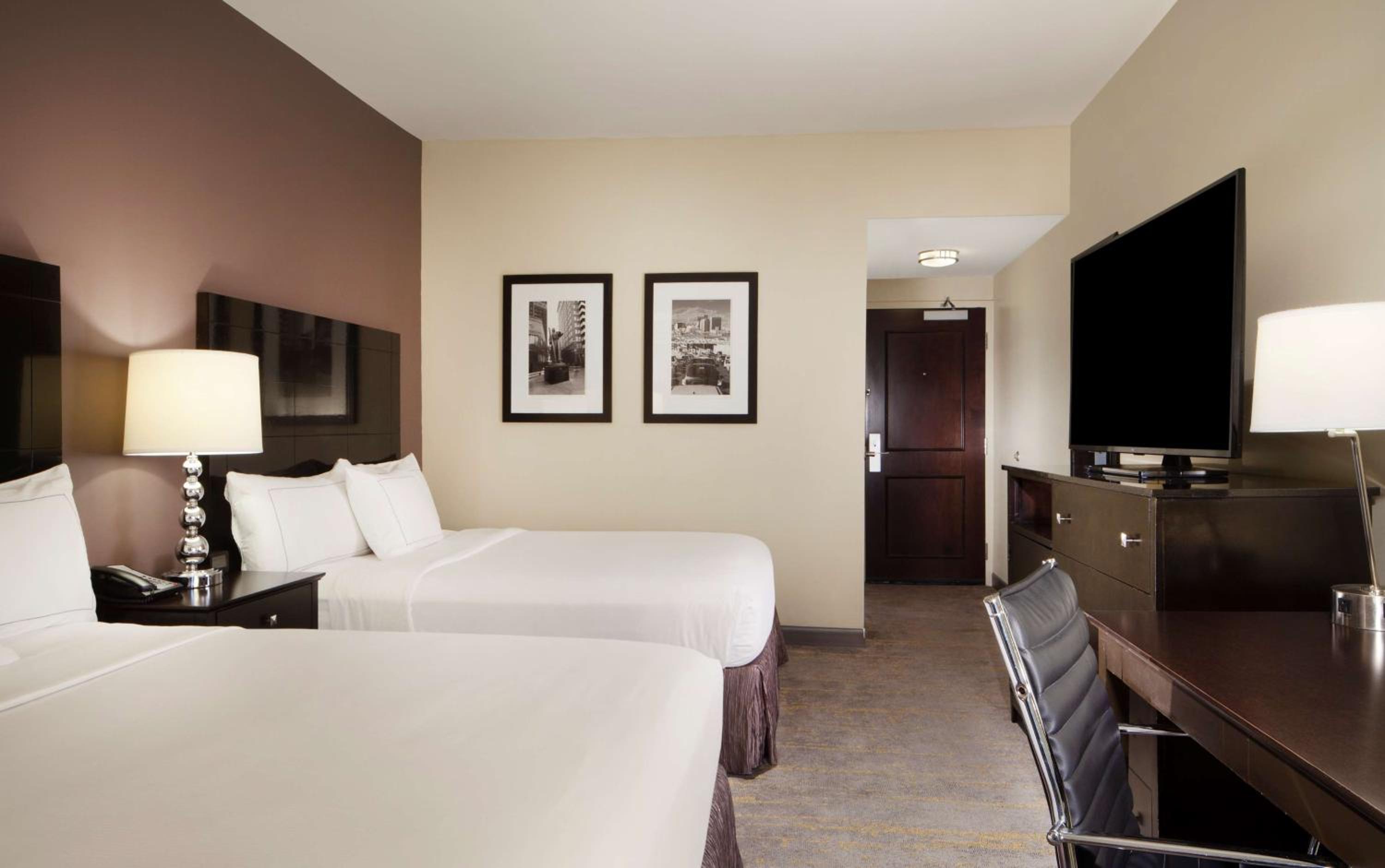 Queen Room with Two Queen Beds - Photo 5