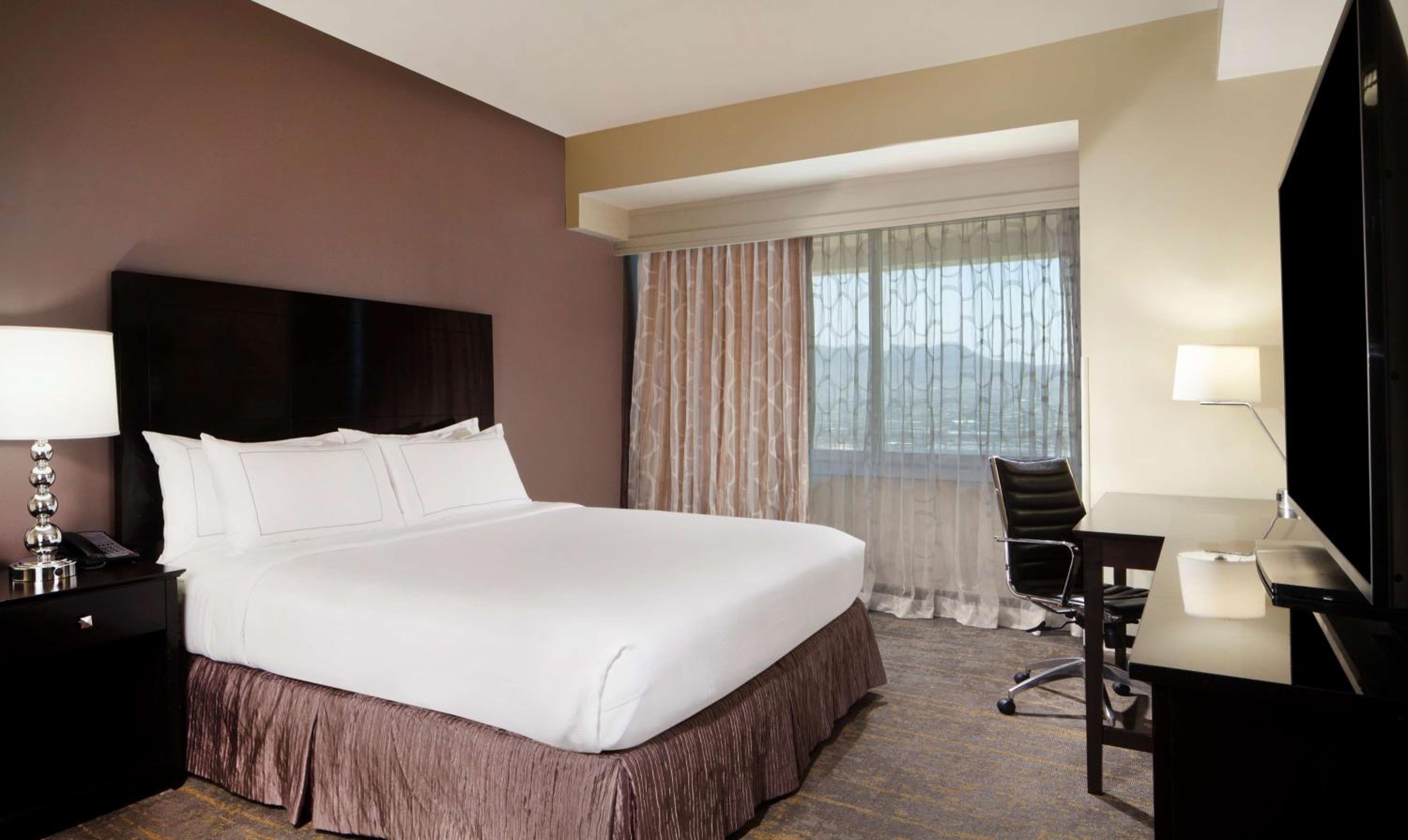 Deluxe King Room with Tub - Mobility Accessible - Photo 4