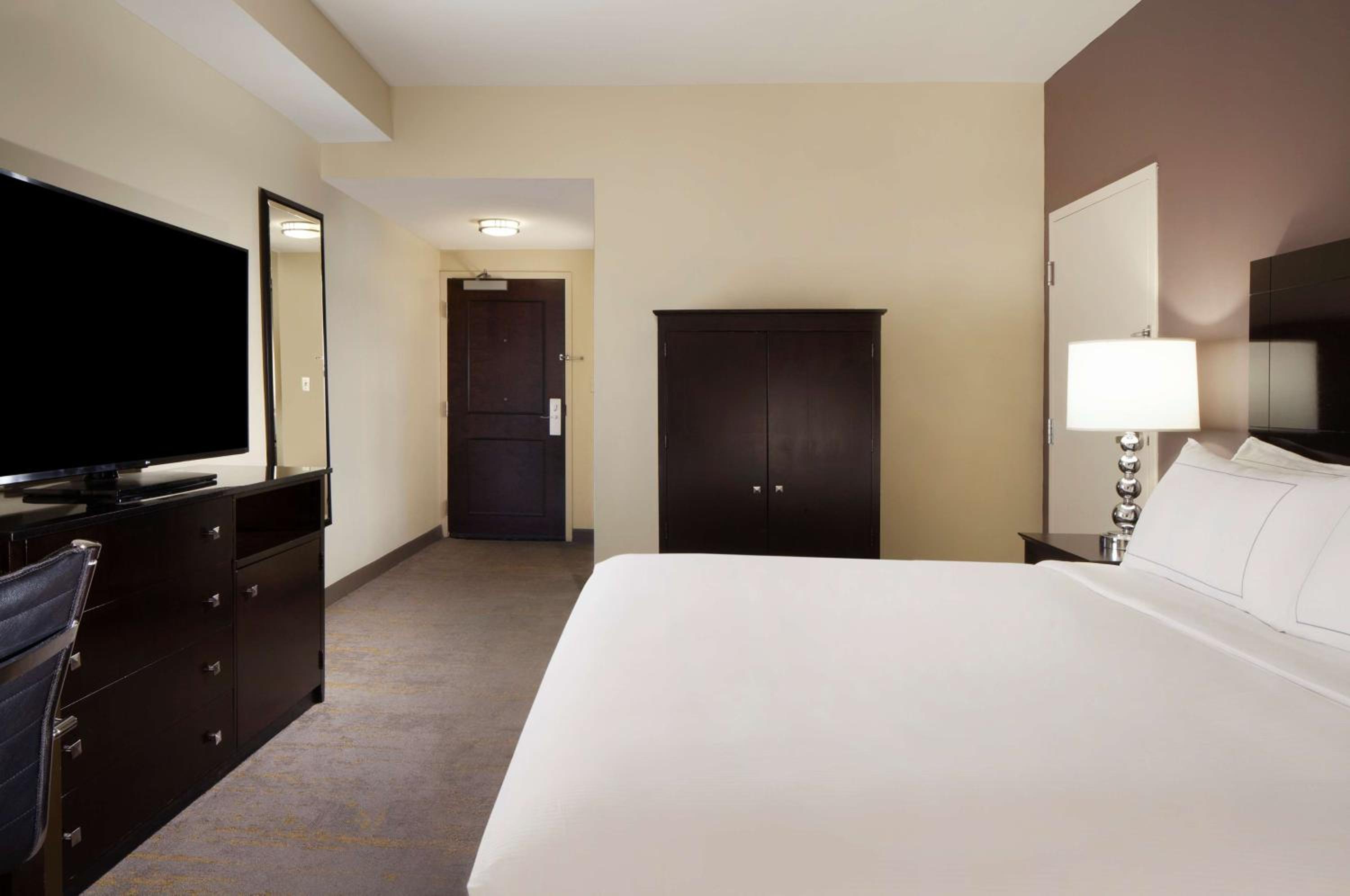 Deluxe King Room with Tub - Mobility Accessible - Photo 2