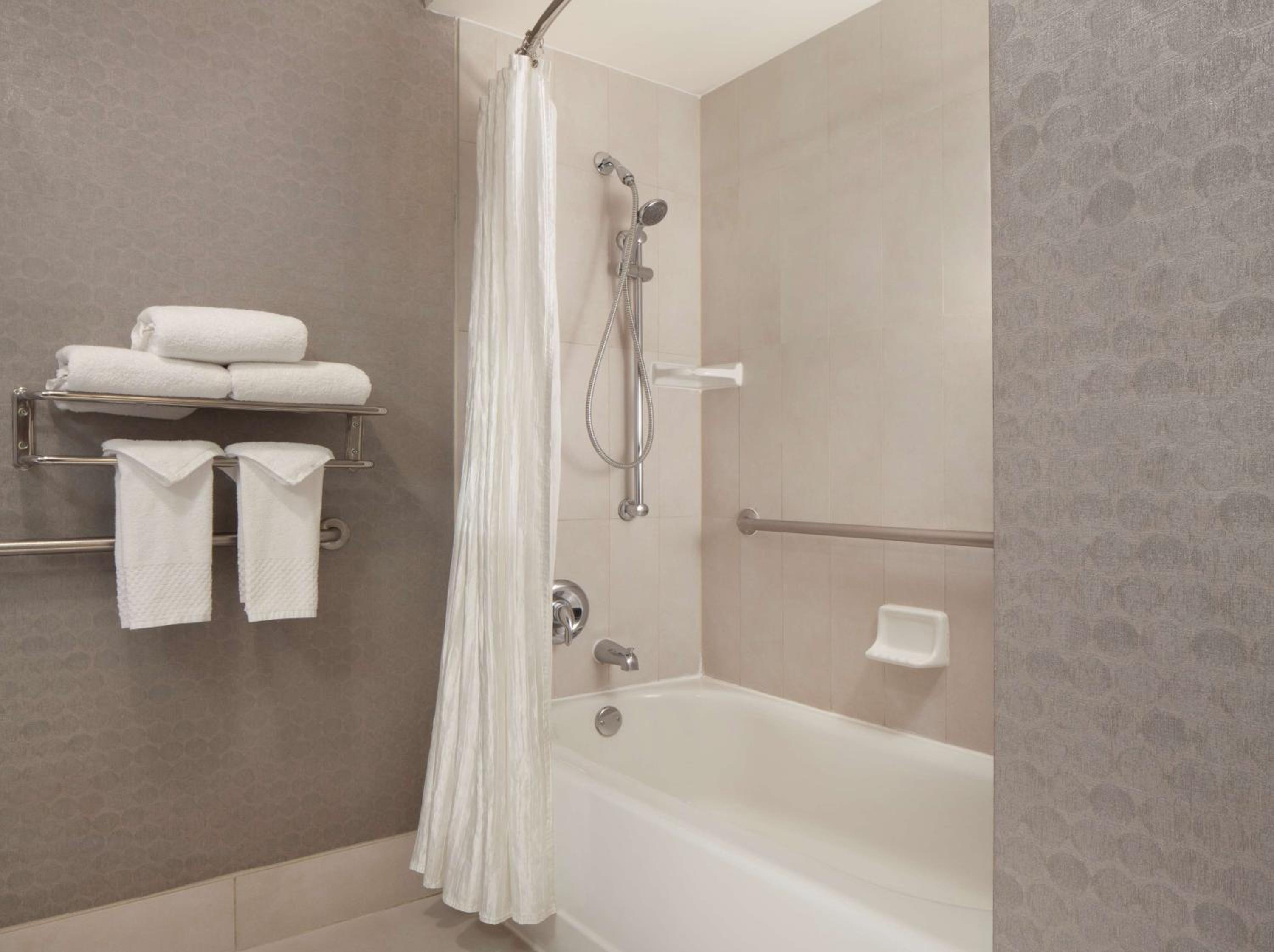Deluxe King Room with Tub - Mobility Accessible - Photo 3