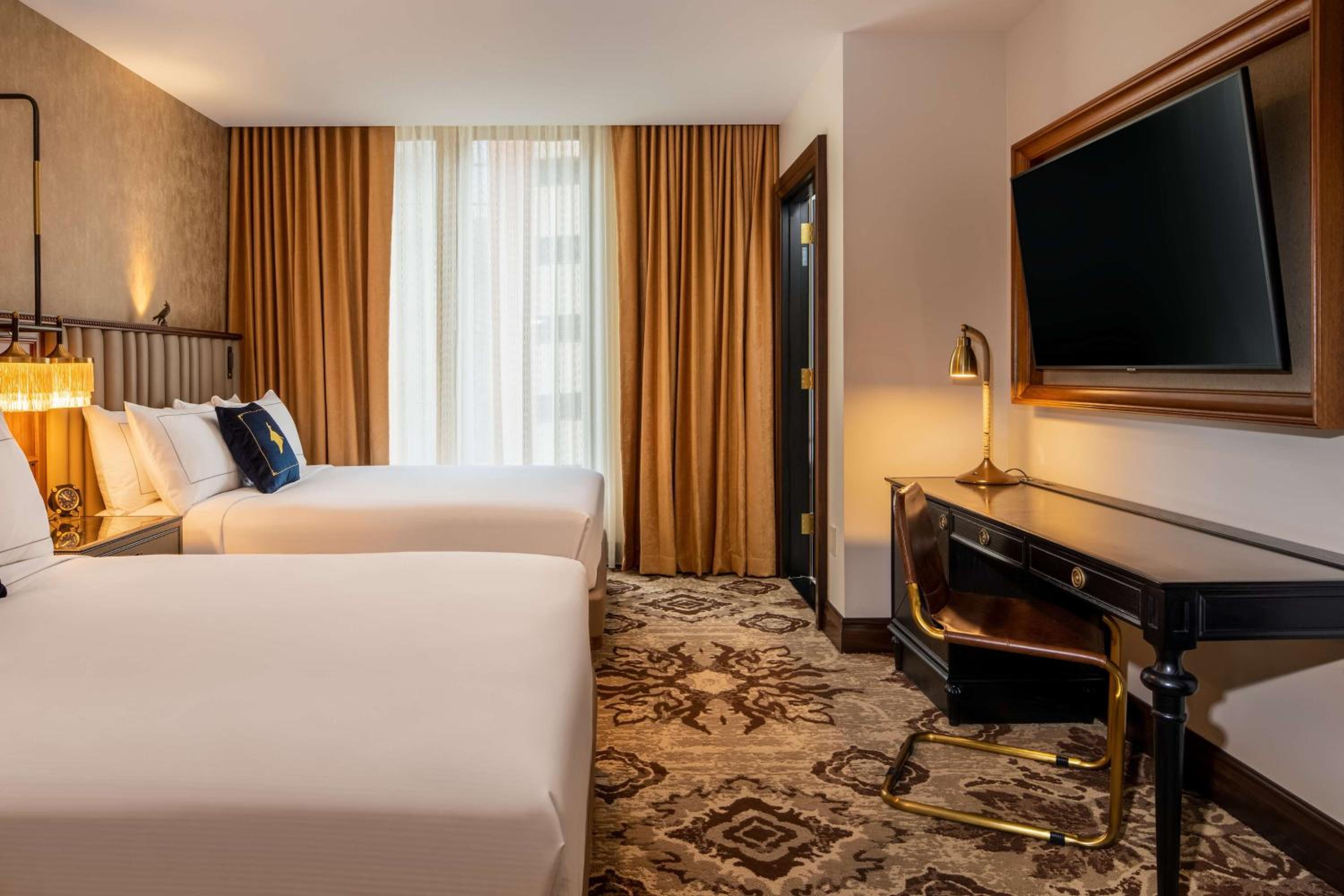 Queen Room with Two Queen Beds - Photo 8