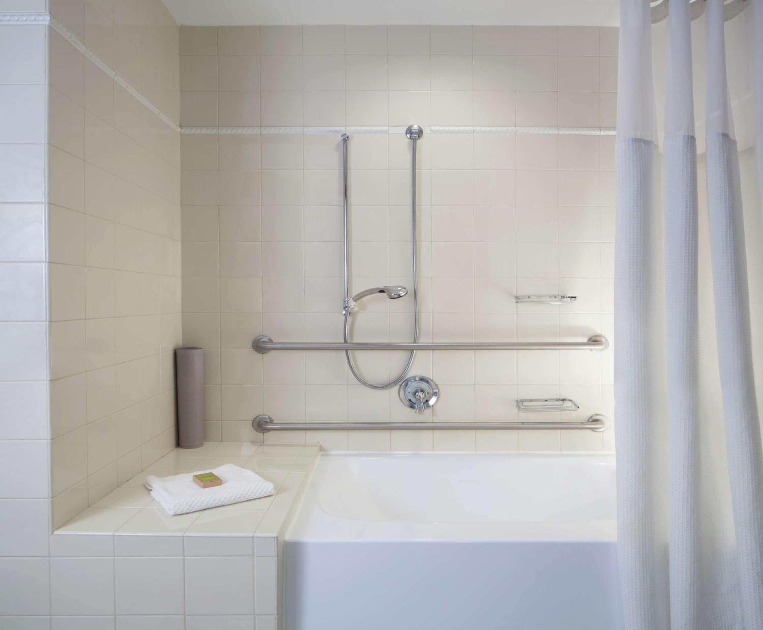 King Room with Tub - Mobility and Hearing Access - Photo 5