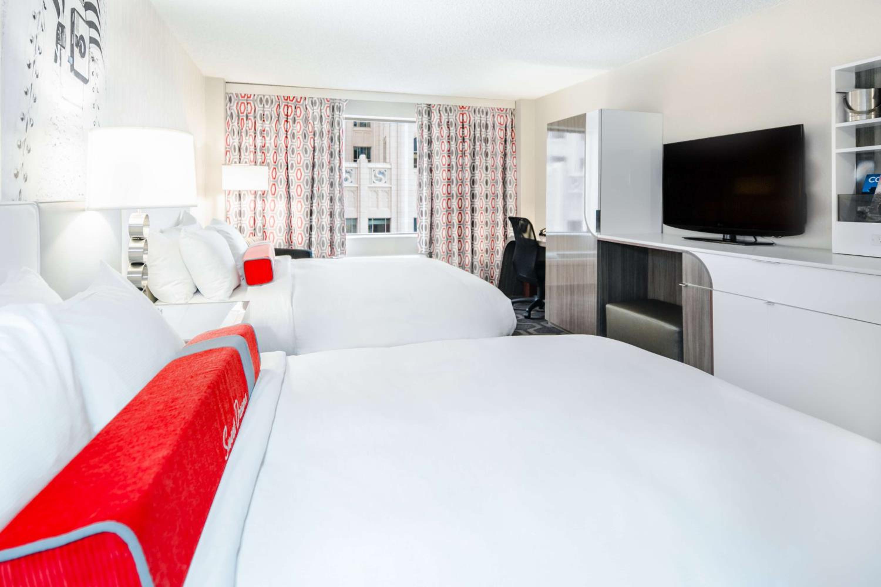 Queen Room with Two Queen Beds - Photo 6