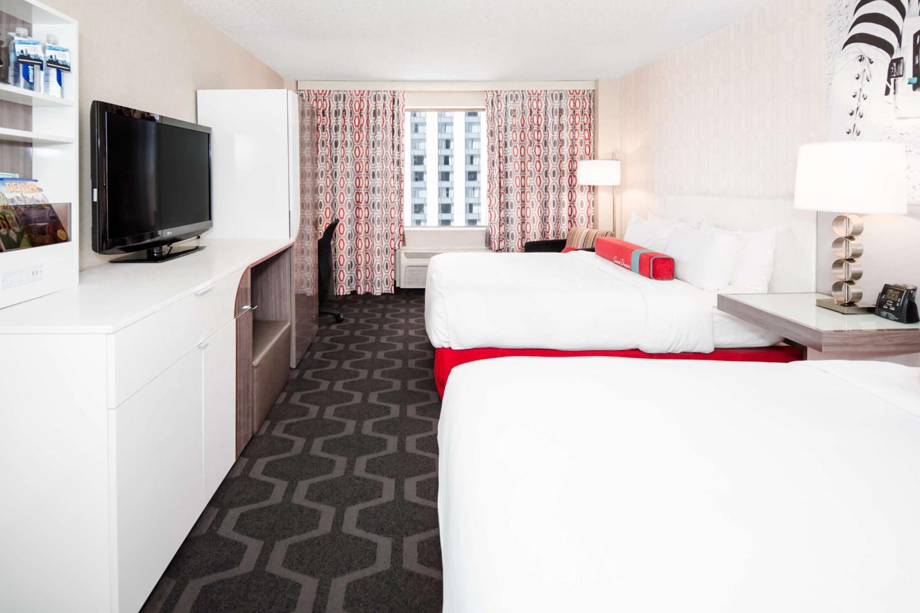 Queen Room with Two Queen Beds - Photo 4