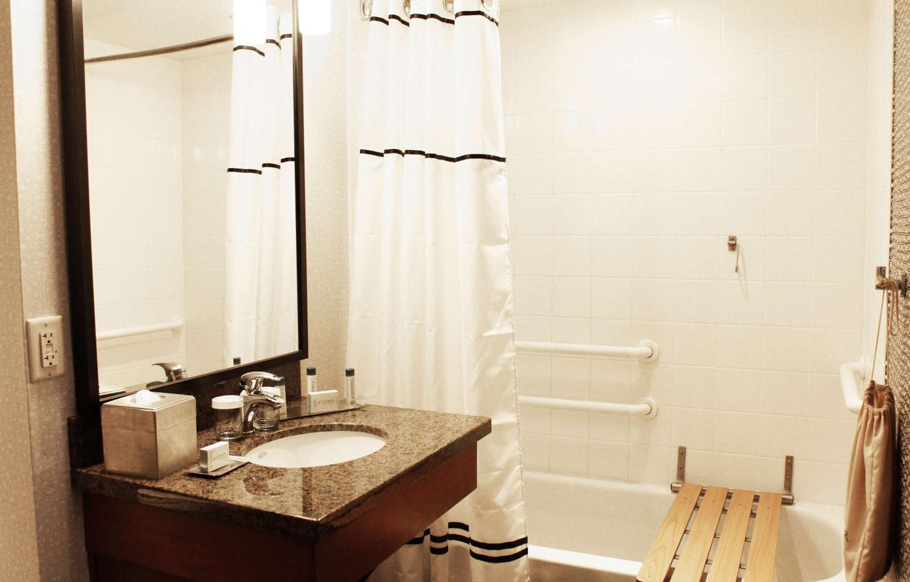 King Room with Accessible Tub - Mobility and Hearing Access/Non-Smoking - Photo 6