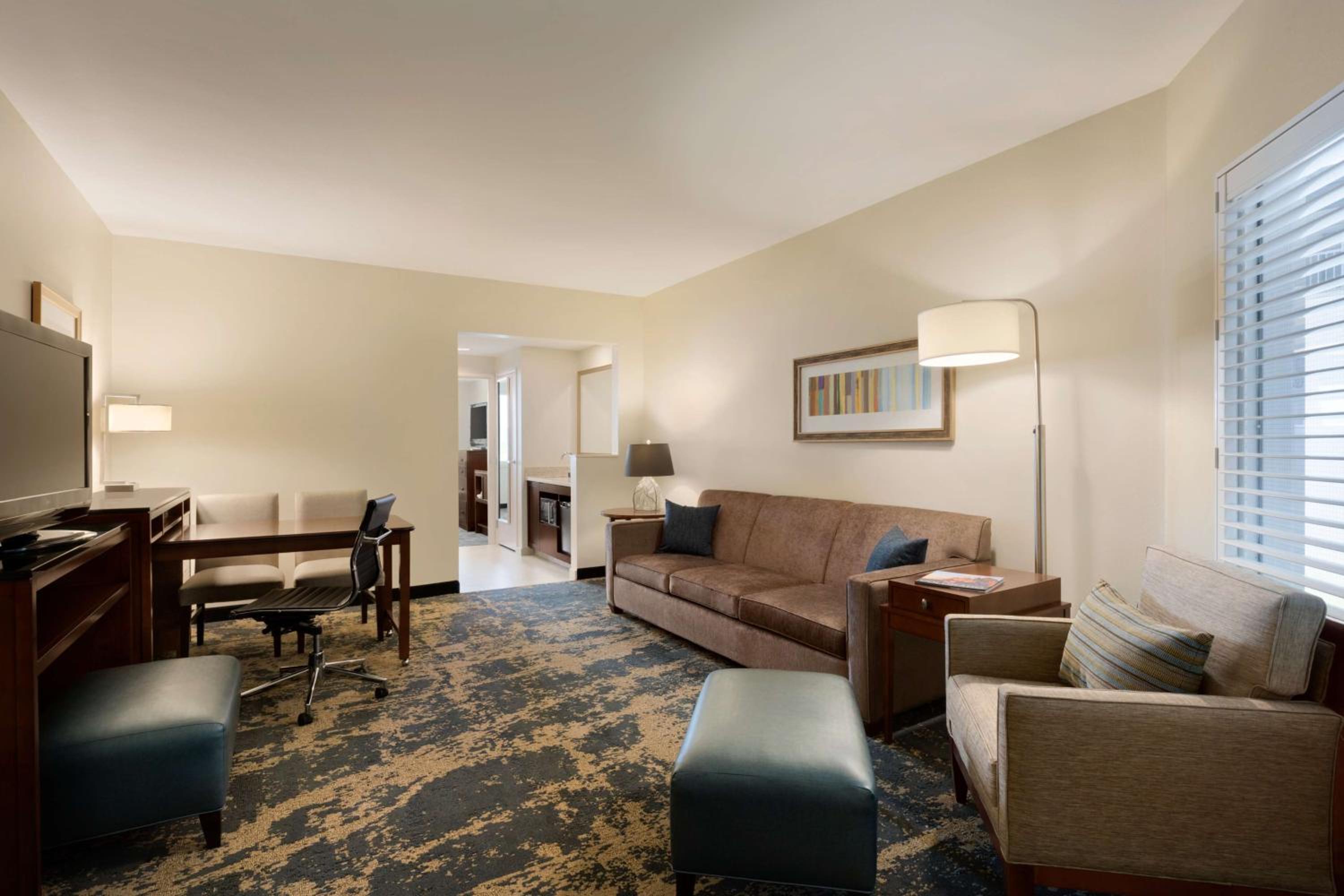 King Suite Corner Room with Mountain View - Photo 2