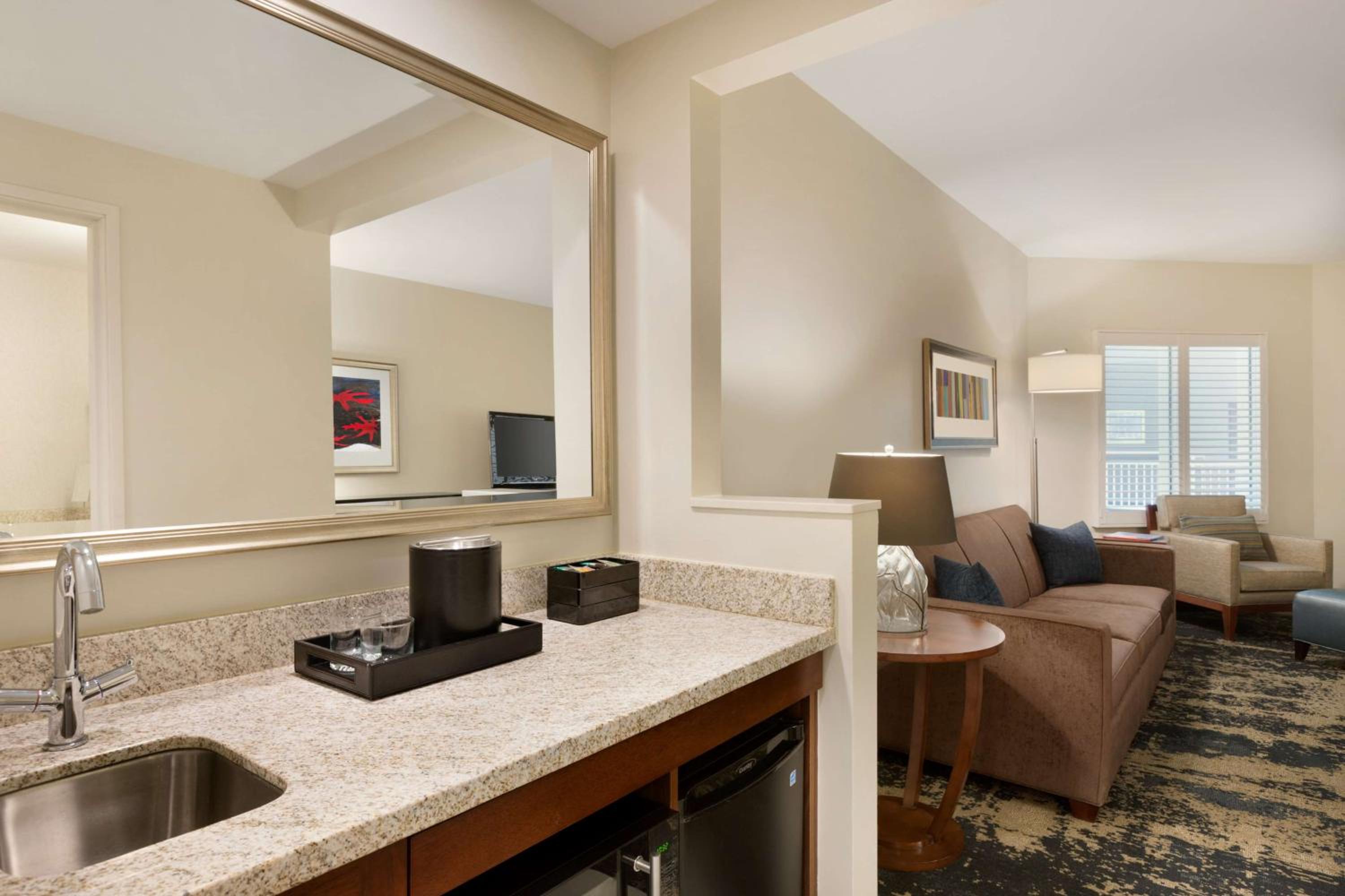 Queen Suite with Two Queen Beds and Mountain View - Photo 5