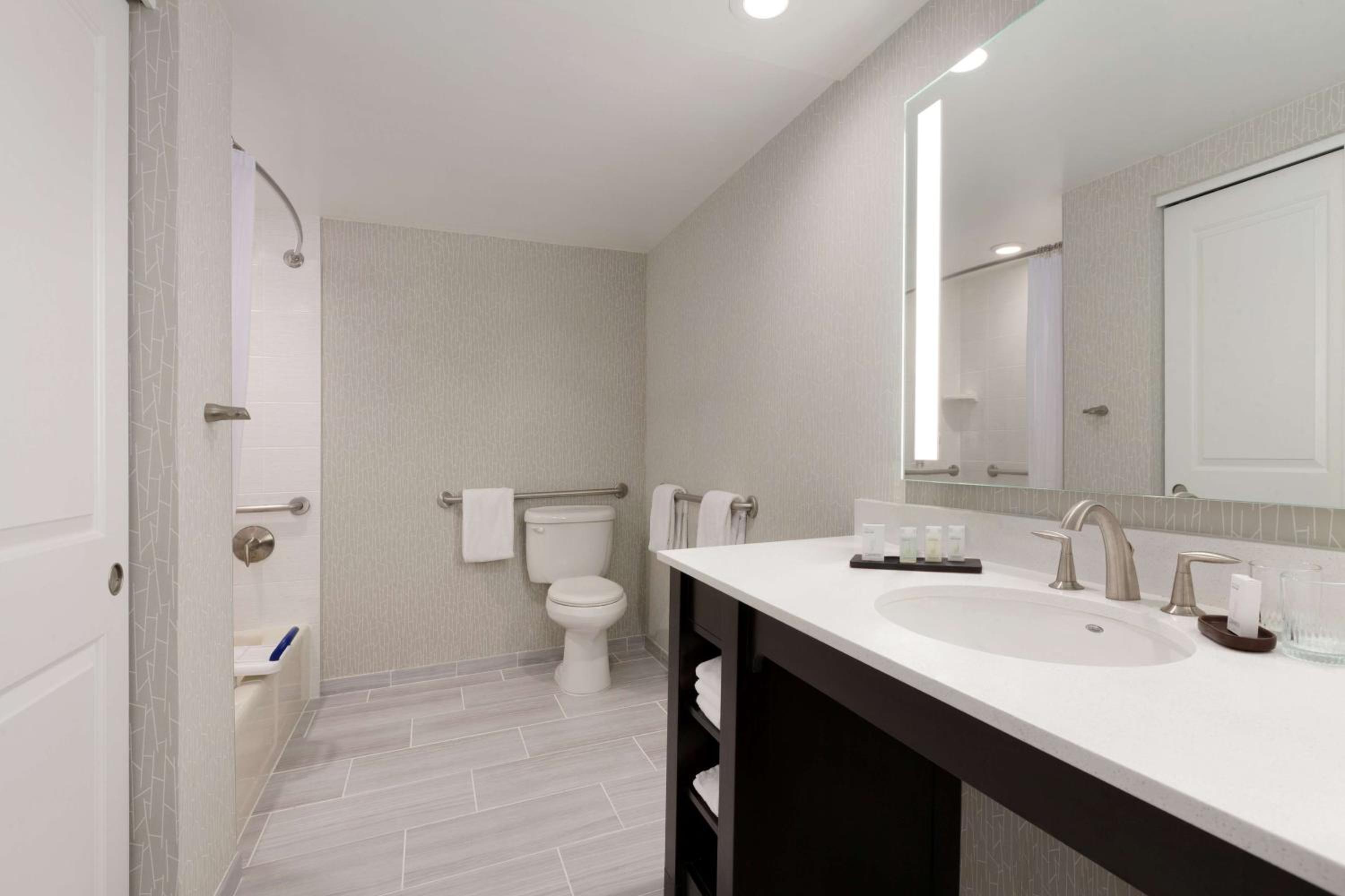 King Suite - Disability Access/Non-Smoking - Photo 3