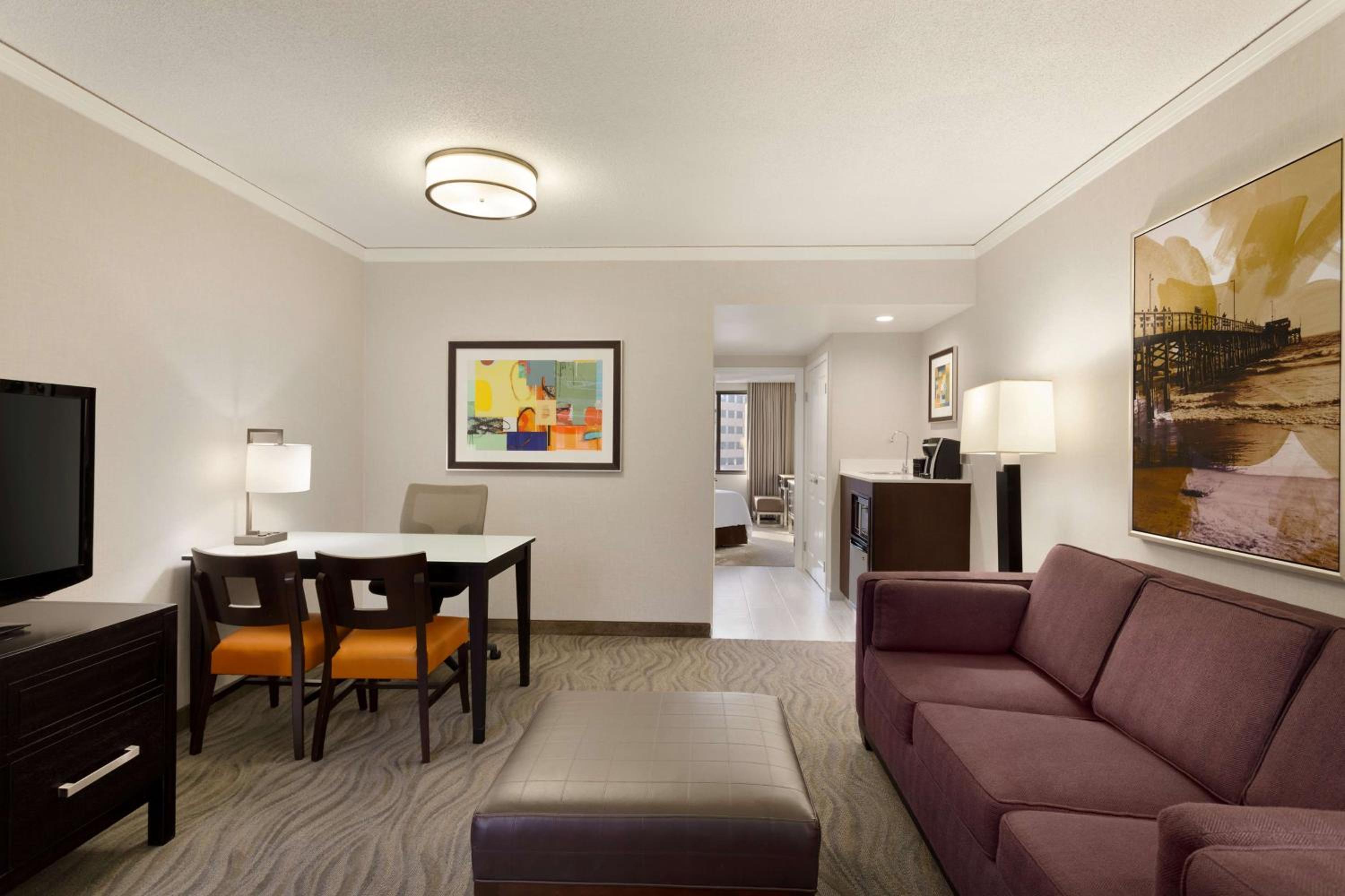 1 Bedroom Suite with King Bed - Non-Smoking - Photo 5