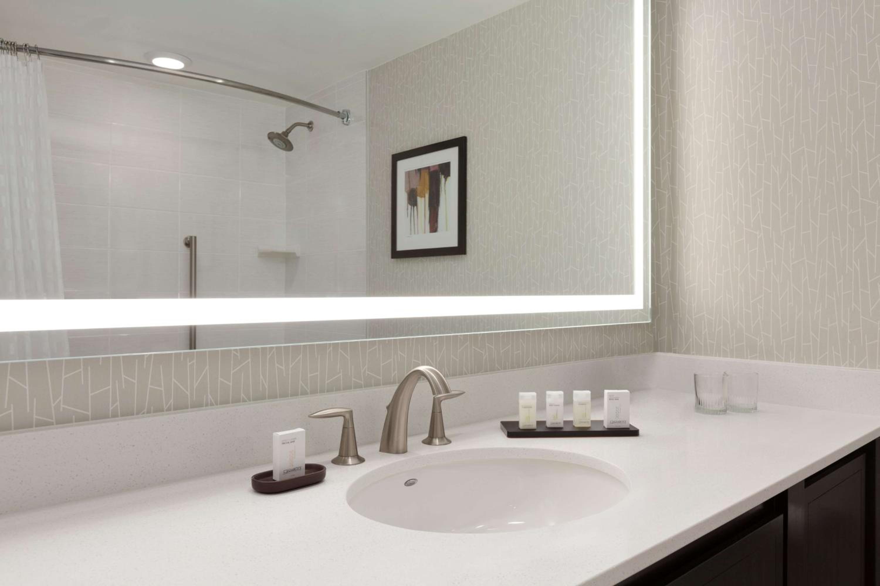 1 Bedroom Suite with King Bed - Non-Smoking - Photo 9