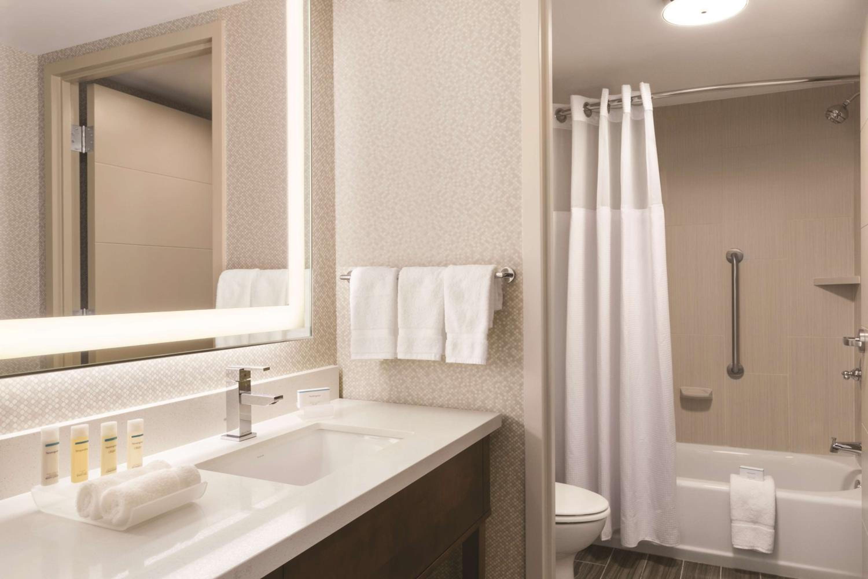 Queen Suite with Two Queen Beds - Hearing Access/Non-Smoking photo 2